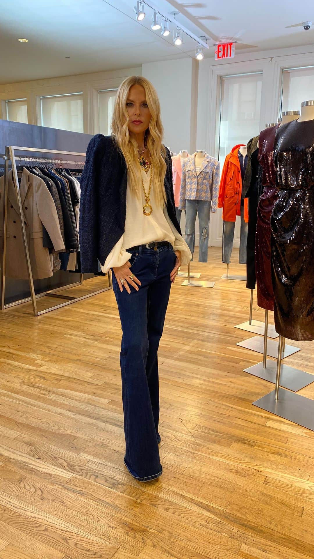 レイチェル・ゾーのインスタグラム：「It is never too late to try something new or to chase your dreams! If you love fashion and styling like me, then you must apply for the @express Style Editor Program! Link in bio.  There is no better way to learn the business of styling than by working hands on with clients. This ambassador program offers incredible perks like flexible hours, commission opportunities and first looks at new products, just to name a few! What are you waiting for? Become an #ExpressStyleEditor today! #ExpressStylePartner @expressmen」