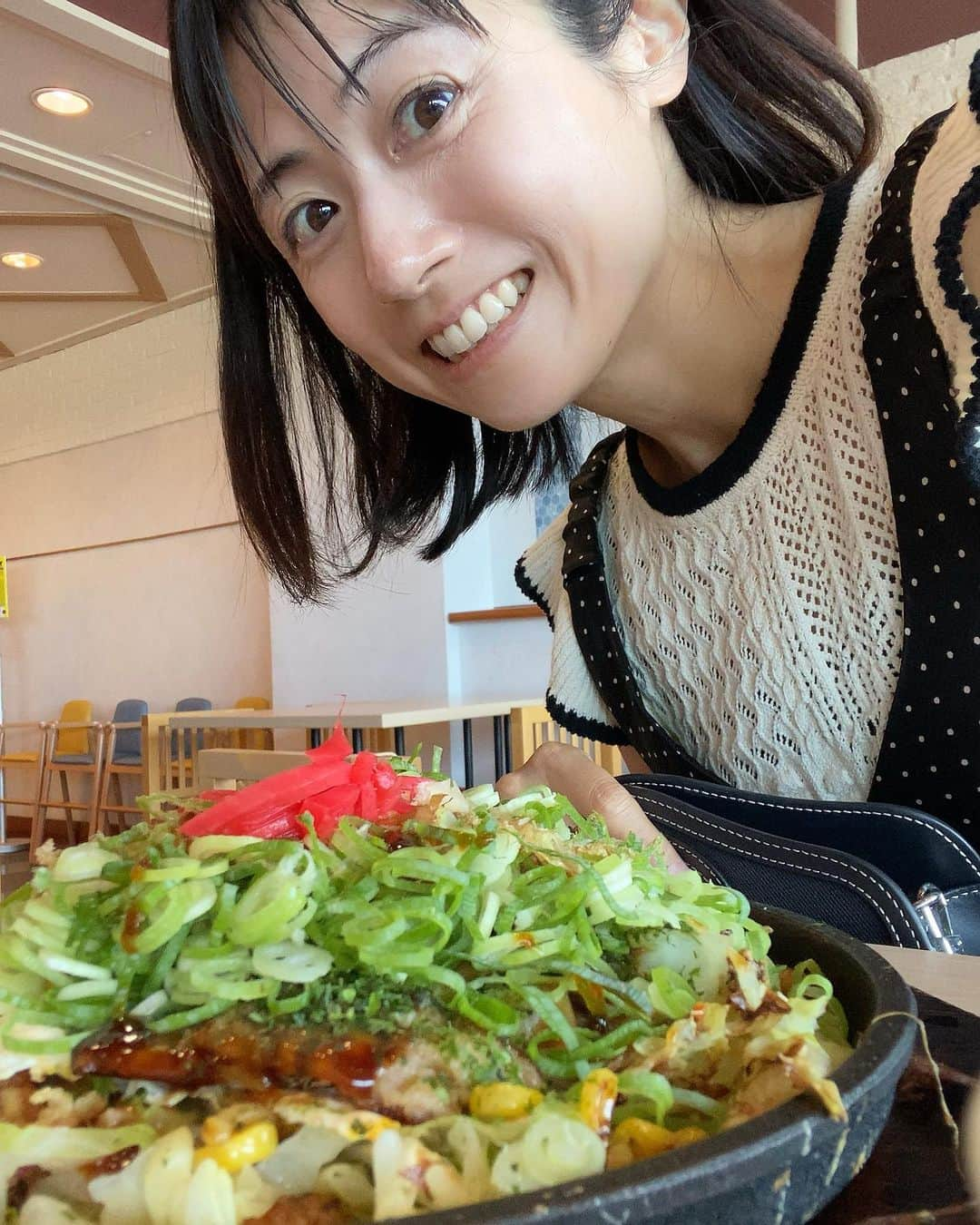 松尾依里佳さんのインスタグラム写真 - (松尾依里佳Instagram)「・  野菜たっぷり 広島空港でお好み焼き♡  帰りも空港で 牡蠣パーティー  #デスクネッツネオ #広島日帰り撮影」7月12日 0時04分 - erika.matsuo