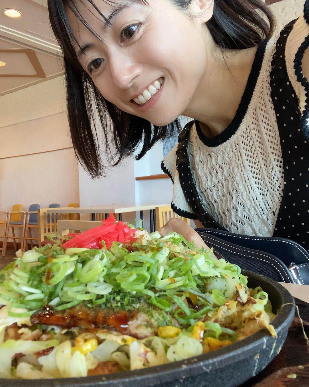 のインスタグラム：「・  野菜たっぷり 広島空港でお好み焼き♡  帰りも空港で 牡蠣パーティー  #デスクネッツネオ #広島日帰り撮影」