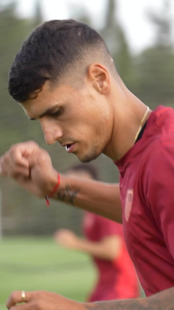 エリク・ラメラのインスタグラム：「Erik Lamela, te estamos vigilando… 👀😝  🥥 ¡Dale, Coco!   #WeareSevilla #NuncaTeRindas #reels #training #sevillafc」