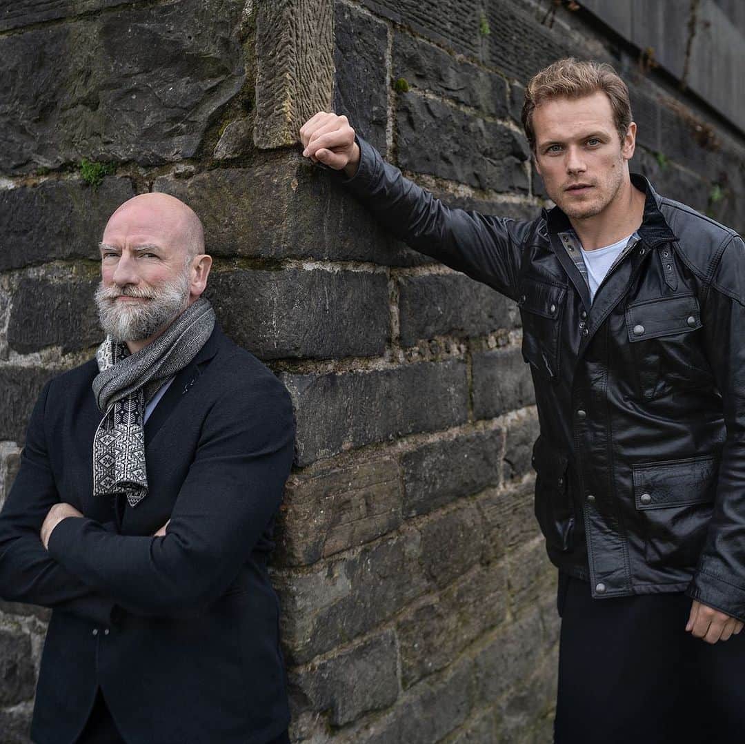 サム・ヒューアンのインスタグラム：「The Men in Kilts are back, with an exclusive look at the trailer via @townandcountrymag  Check out Season 2 MIK - New Zealand! (Link in stories) @meninkiltsstarz  @starz」