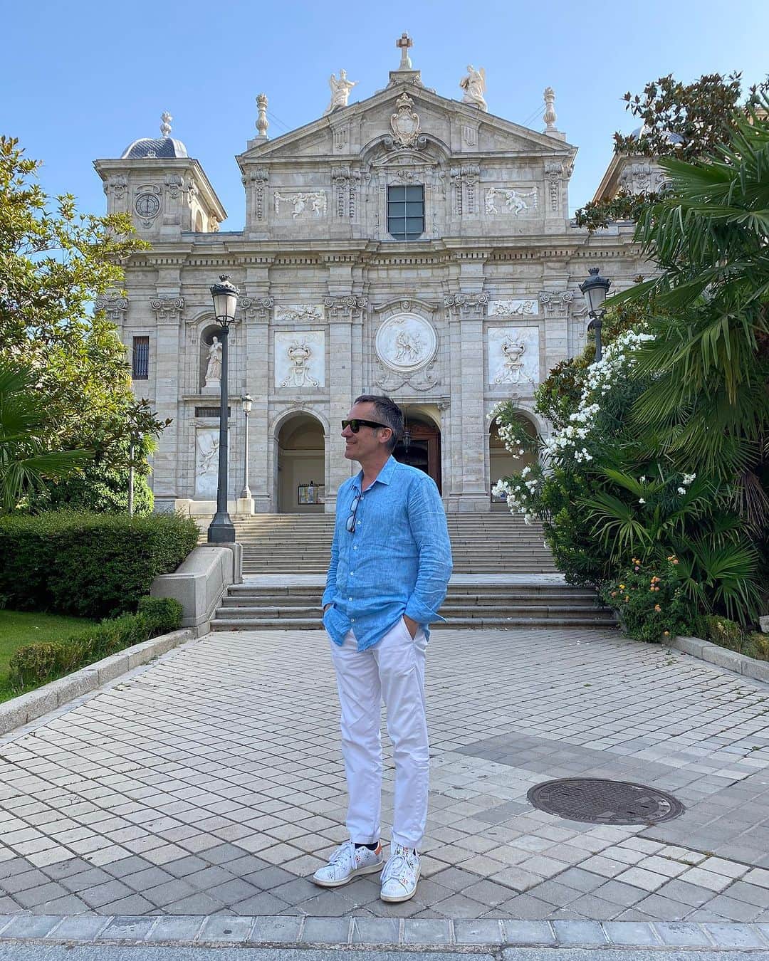 ガルシアマドリッドのインスタグラム：「El verano ya llegó y con él nuestras rebajas. Camisa de lino y pantalón de algodón.   Y qué mejor que acompañarlo con un helado de piña con trocitos de coco tostado, leche merengada y barquillo artesanal hecho en el momento.   ¿Quién dijo calor? 🥵  @garciamadrid #garciamadrid #sastreriacontemporanea」
