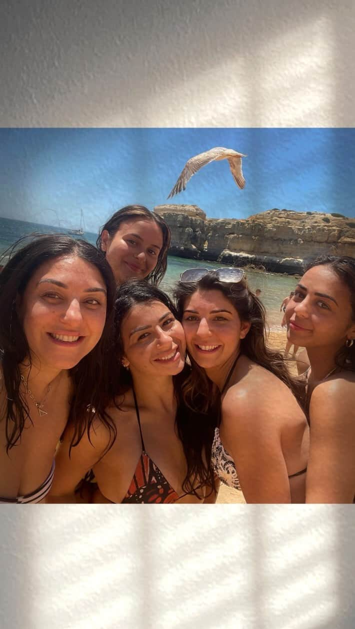 クラウディア・フラガパニのインスタグラム：「Sums up our mini holiday together🇵🇹☀️…..  We have all not stopped laughing this whole trip! Belly laughs from the min we got into the airport😂🫶🏼  So lucky to have such amazing sisters that I can call my best friends🤍」