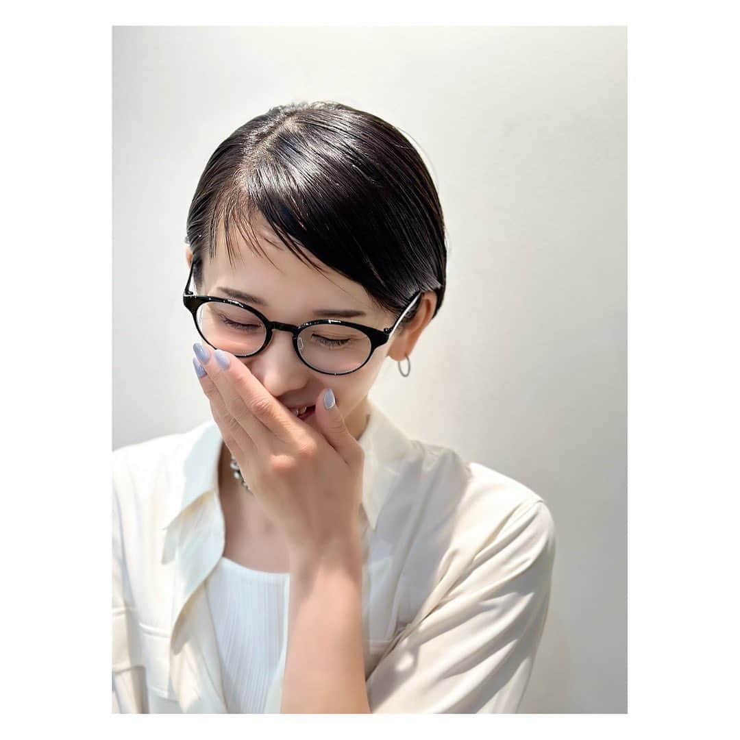 陽月華さんのインスタグラム写真 - (陽月華Instagram)「☆  髪型かえました。  パーマからストレートへ。 ショートからボブベースへ。  そしてちび前髪。  千海華蘭 @karan_koppe ちゃんのオン眉のかわいさに影響をばちばちに受け、 ちょこっと出没させてみました。  分け目を変えるとあら不思議。  ふつーに前髪長めのショートボブになります。  Thank you as always. @botan_kentaro   #ショートヘア #ショートボブ #ショート #ショートスタイル  #hairstyle #hair  #前髪 #前髪カット #ちび前髪 #2wayバング #2way前髪」7月12日 0時08分 - hizukihana_official