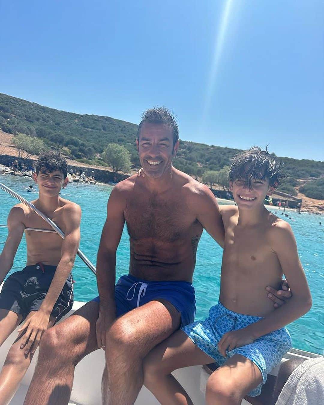 ロベール・ピレスのインスタグラム：「Vacances en famille... Mais pas que ! On lâche jamais l'entraînement 😅  Merci au @royalmarminbay et à @athinagoras_andriadakis_ pour l'accueil 🤩  #Crete #Vacances」