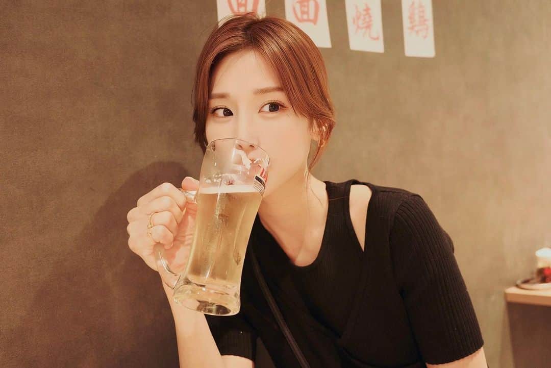 益田アンナのインスタグラム：「一杯目はビール派🍺」
