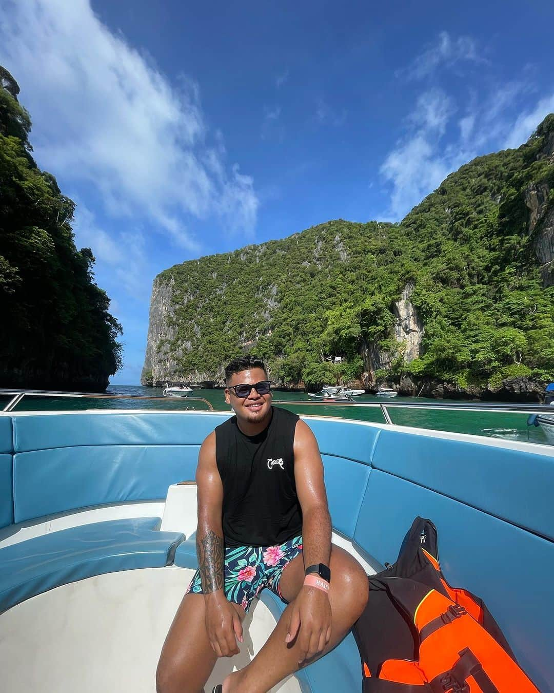 ジェイデン・トア・マクスウェルさんのインスタグラム写真 - (ジェイデン・トア・マクスウェルInstagram)「📍PhiPhi islands 美しい島々。タイを旅行するなら必ず訪れたい。美しい海、素敵な人々、素晴らしい景色。ツアーガイドのSexyCoCoと彼のクルーは最高でした。私の最高のハイライトのひとつです。 A beautiful area of islands. A must visit if your ever traveling to Thailand. Beautiful waters, lovely people and amazing landscape. Our tour guide SexyCoCo & his crew were awesome. One of my best highlights.   #タイ #タイ旅行 #旅行 #トラベル #旅行好き #トラベルライター #タイランド #日本 #🇹🇭」7月11日 15時23分 - jaydentoamaxwell