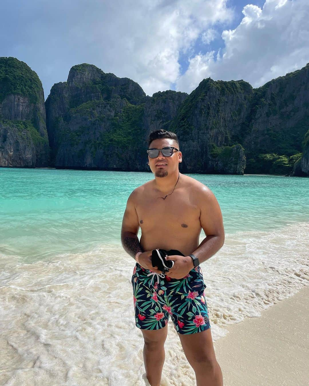 ジェイデン・トア・マクスウェルさんのインスタグラム写真 - (ジェイデン・トア・マクスウェルInstagram)「📍PhiPhi islands 美しい島々。タイを旅行するなら必ず訪れたい。美しい海、素敵な人々、素晴らしい景色。ツアーガイドのSexyCoCoと彼のクルーは最高でした。私の最高のハイライトのひとつです。 A beautiful area of islands. A must visit if your ever traveling to Thailand. Beautiful waters, lovely people and amazing landscape. Our tour guide SexyCoCo & his crew were awesome. One of my best highlights.   #タイ #タイ旅行 #旅行 #トラベル #旅行好き #トラベルライター #タイランド #日本 #🇹🇭」7月11日 15時23分 - jaydentoamaxwell