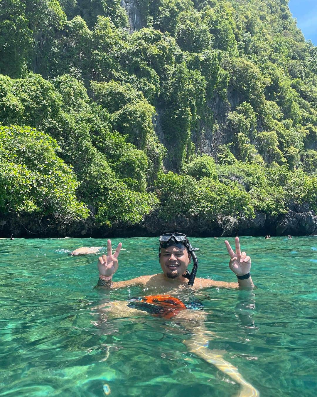 ジェイデン・トア・マクスウェルさんのインスタグラム写真 - (ジェイデン・トア・マクスウェルInstagram)「📍PhiPhi islands 美しい島々。タイを旅行するなら必ず訪れたい。美しい海、素敵な人々、素晴らしい景色。ツアーガイドのSexyCoCoと彼のクルーは最高でした。私の最高のハイライトのひとつです。 A beautiful area of islands. A must visit if your ever traveling to Thailand. Beautiful waters, lovely people and amazing landscape. Our tour guide SexyCoCo & his crew were awesome. One of my best highlights.   #タイ #タイ旅行 #旅行 #トラベル #旅行好き #トラベルライター #タイランド #日本 #🇹🇭」7月11日 15時23分 - jaydentoamaxwell