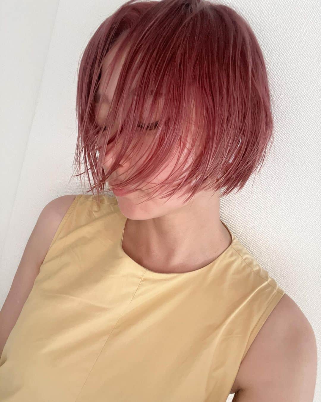 松本亜希のインスタグラム：「今回は赤っぽからの色落ちはピンクで…という難しいオーダーをしたのにも関わらず理想の色に染め上げてくれた @shiga_noriyoshi さま✨  赤の色落ちはオレンジになっちゃうのに絶妙カラーしてくれた🥹❤️🩷  いつもありがとう🫶  #airaoyama #志賀功祥 様 #ゴッドハンド #赤髪 #色落ちピンク #派手髪 #ショートボブ」