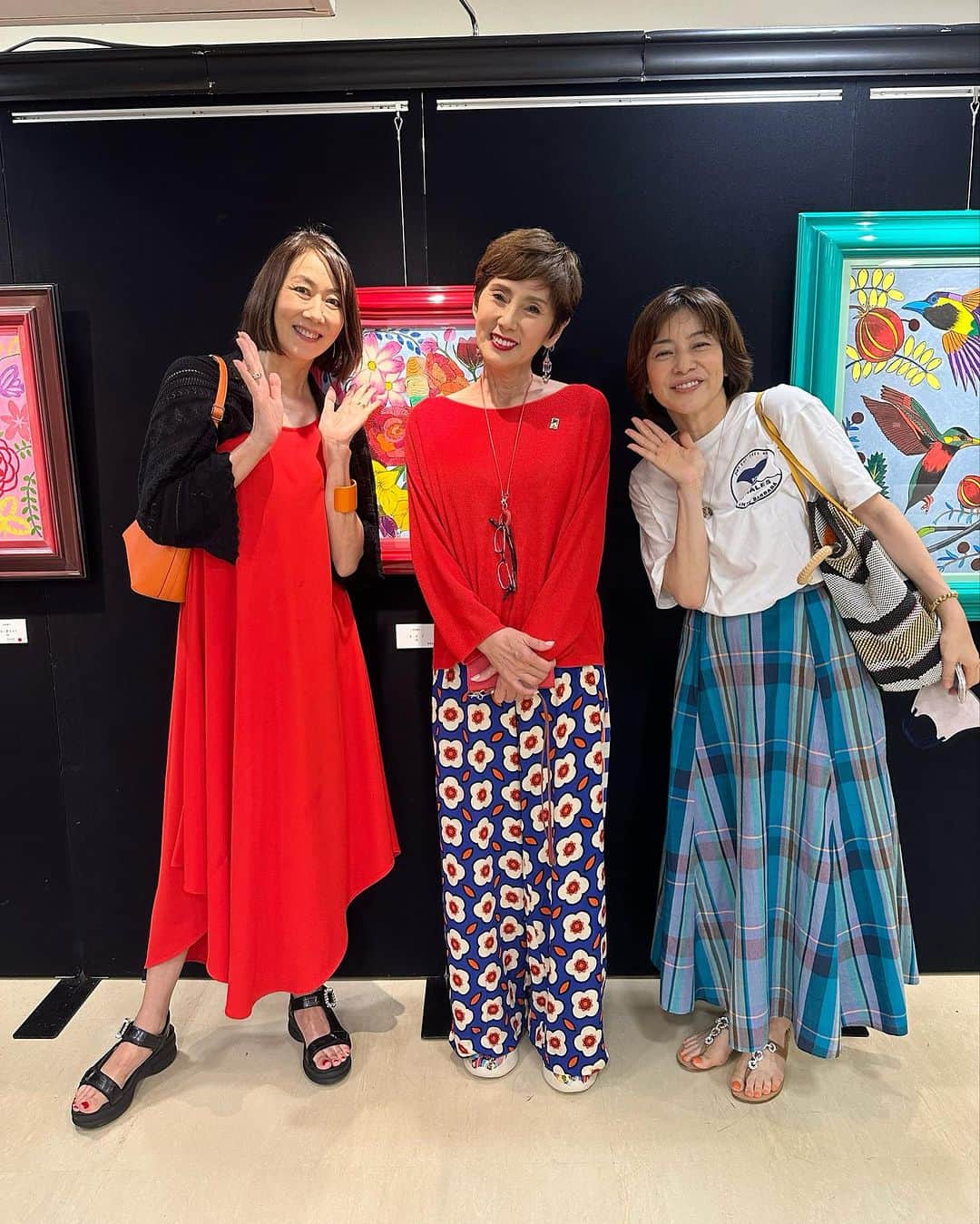 長野智子のインスタグラム：「渋谷西武A館で開催されている #秋野暢子 さんの個展に #八木亜希子 さんと行ってきました。  見ているだけで心がパーっと明るくなる素晴らしい作品ばかりです💕  今日が最終日で17時までですが、ご本人も在廊されているので、お時間ある方はぜひ❣️  私たちのお花、正面に飾って頂けて嬉しい☺️」