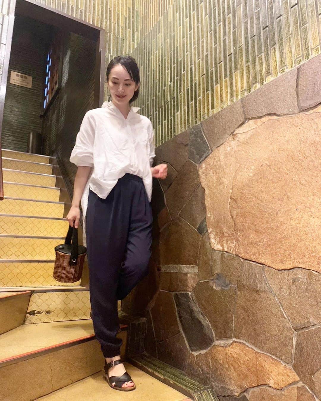日高薫のインスタグラム：「雅姫さんのブランド @hugowar_vintagechic   リネンシャツとっても着心地最高です🫠🌻 ロング丈だから色々着回しが出来そう🥰💕 パンツも軽くて動きやすくて速乾性なところが今の季節にもぴったり😍  パパが小さい頃からよく行ってたレストランオオタニに初めて行ってみたら、レトロな雰囲気が素敵でした😋💓🦐🍑  #ハグオーワー #雅姫さんのブランド #リネンシャツ #リネンシャツコーデ #ドライツイルパンツ #レストランオオタニ #レトロレストラン🍴」