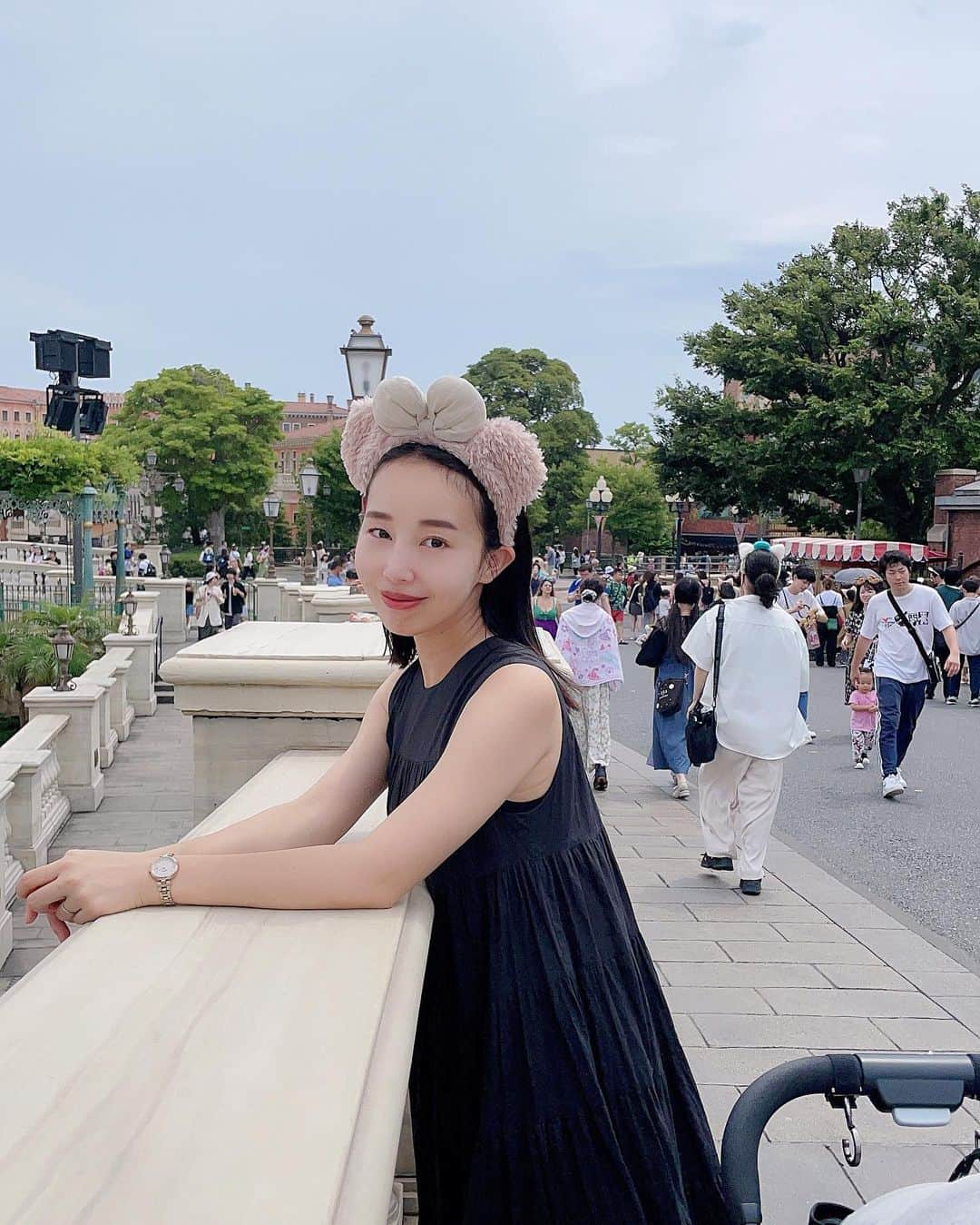 田中麻衣のインスタグラム：「ディズニーランドとシー。  長男がずーっと楽しみにしていた。 ''あと何回寝たらディズニーランドかなぁ'' と毎日言っていたほど。  次男もパレードやショーが大好きで、とっても楽しんでいました！ クラブマウスビートも40周年バージョンになっていて華やかだったし、シーのダッフィーフレンズの新しいショーも見入ってしまった🧸  楽しかったね🌈  また行こうね。  #ディズニーランド　#ディズニーシー」