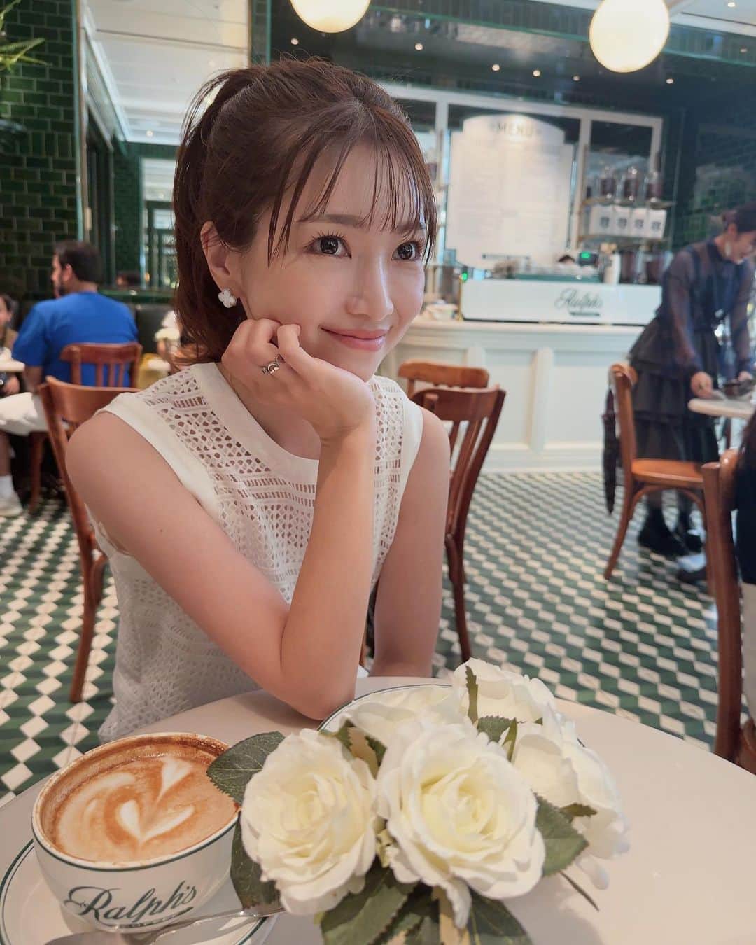 喜田彩子のインスタグラム：「⁡ ⁡ 昨日は娘と朝からカフェ＆ショッピング🛍️ なんて穏やかな時間なのでしょう♡♡ ⁡ 娘も近々マツパに行きたいとのことで予約！ 私は先日行ったので、次は旅行前に予約！ 2人共 @annfism で、デザインは 根元からしっかりと立ち上げる#ラッシュリフト  ⁡ もうすぐ夏休みなので、娘のネイルも美容室も予約✨ 夏休みが楽しみ〜。 ⁡ ⁡ ⁡ #annfism #アンフィズム #マツパ #まつ毛パーマ #睫毛 #睫毛パーマ #原宿 #harajuku #하라주쿠 #明治神宮前 #美容 #beauty」
