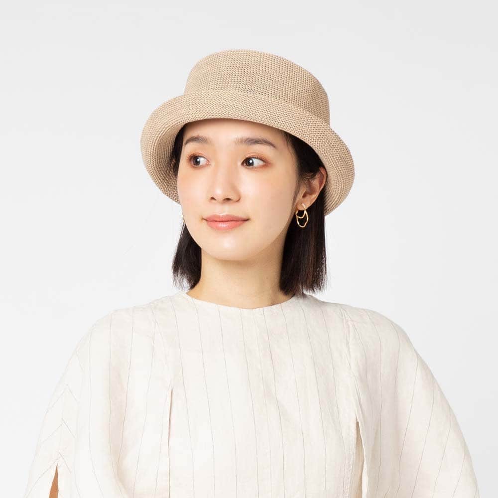 田中美里さんのインスタグラム写真 - (田中美里Instagram)「今日も東京は暑かったですね。  私がプロデュースしている帽子ブランド「ジンノビートシテカッシ」 2023ss のサーモセーラー。  こちらのモデルさん着用の帽子、おススメです。  こちらから購入していただけます。（タグからもとべます）  @un_chapeau_net   チェックしてみてくださいね。  #サーモセーラー #帽子 #八百吉  #jinnobeatshitecassie #ジンノビートシテカッシ  #期間限定での掲載です」7月11日 16時06分 - misatotanaka77
