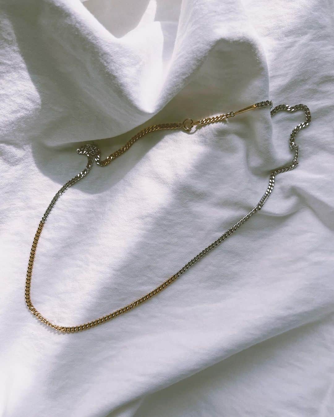 アーカーのインスタグラム：「50cm Curb Chain Necklace  Available at fivethirtypark.com  2色のゴールドを組み合わせたネックレス。 シンプルながらも存在感があり、コーディネートのアクセントに✔️  #530park #fivethirtypark #mensjewelry #unisexjewelry #unisex #GenderNeutralJewelry #jewelry #jewellery #finejewelry #ファイブサーティパーク #ユニセックスジュエリー #メンズジュエリー」