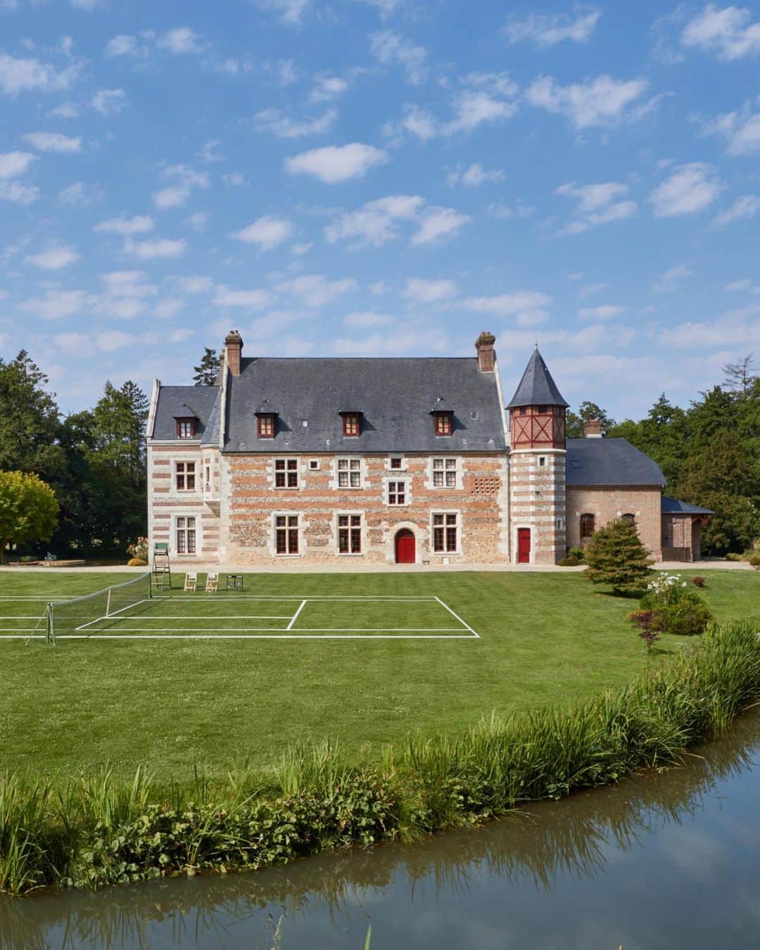 Airbnbのインスタグラム：「With @Paris2024 one year away, step into sporting history with a stay at the @Olympics founder's home on Airbnb. Guests will have a chance to play a match with France's n°1 French tennis player @CaroGarcia. 🎾  Booking opens July 18 at 6pm CET at the link in our bio.」