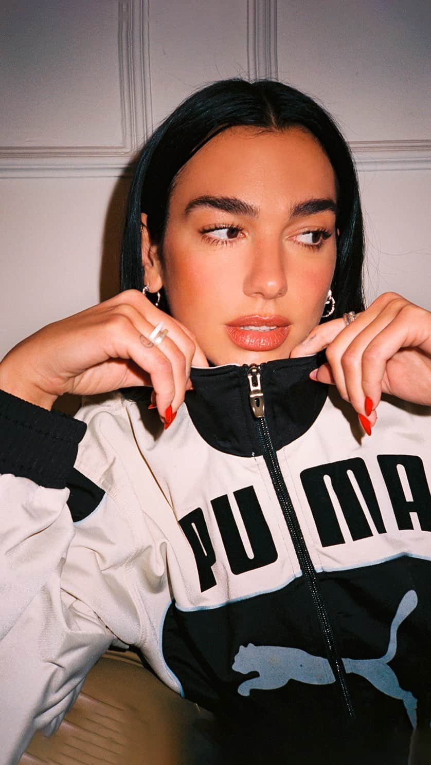 プーマのインスタグラム：「@dualipa is out of office.  #PUMAxDUA #ForeverClassic」