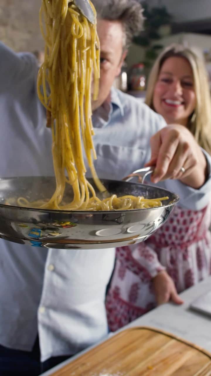 ジェイミー・オリヴァーのインスタグラム：「HELLO Prime Day! And hellooo.. carbonara!!! I know it can seem like a tricky one but here’s my best silky smooth classic carbonara sauce that’s impressed even my sis!! All made a little easier with my non-stick @tefal.uk pan! Lucky for you they’re offering a great discount this Prime Day! So don’t walk......run to link in my bio if you’re in the UK, Germany, Canada or the Netherlands! #ad」