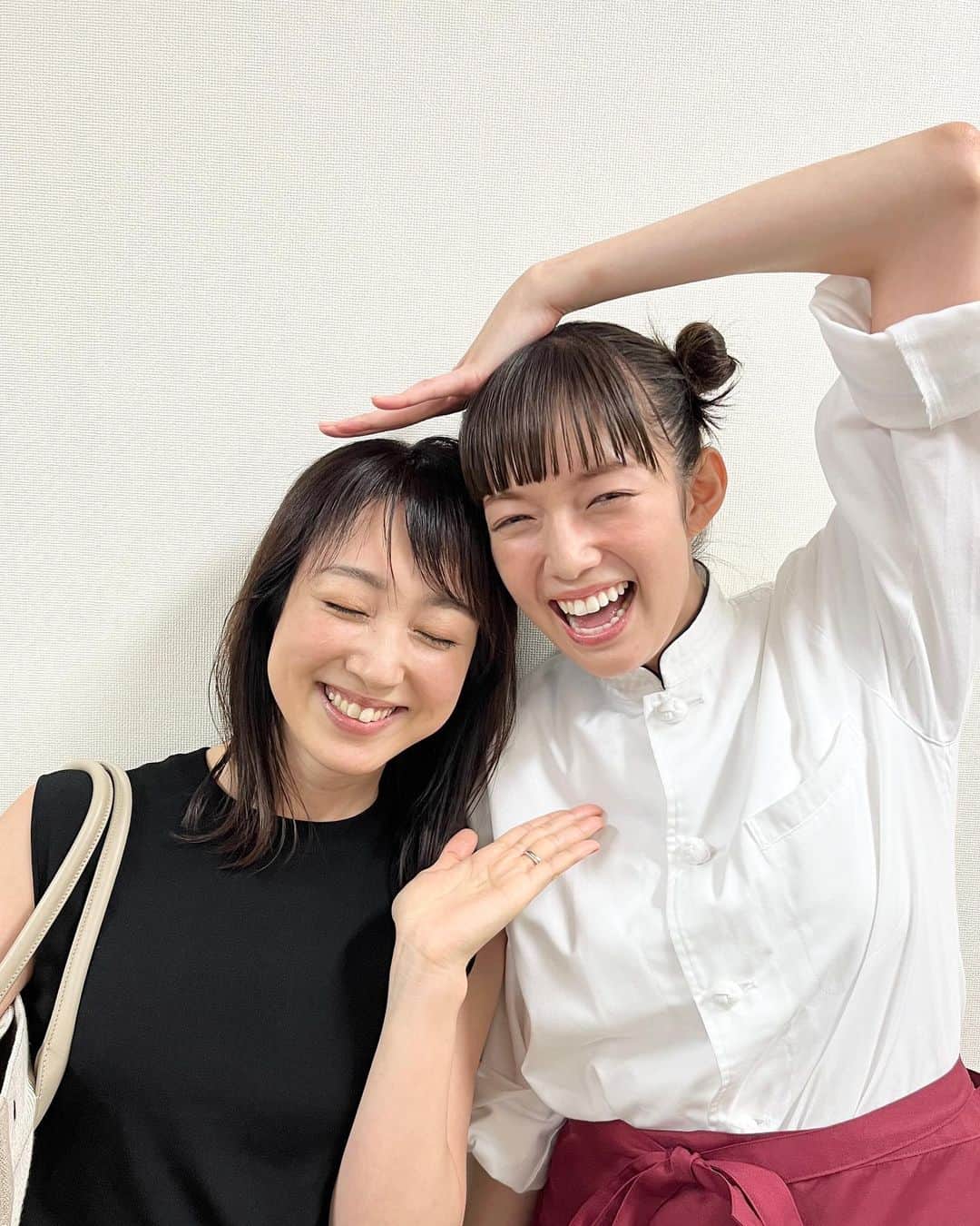 川田裕美のインスタグラム：「明日放送の『内村と相棒』✨ しーちゃんはまだ着替える前です🥰 中華料理店の娘さん✨👍」