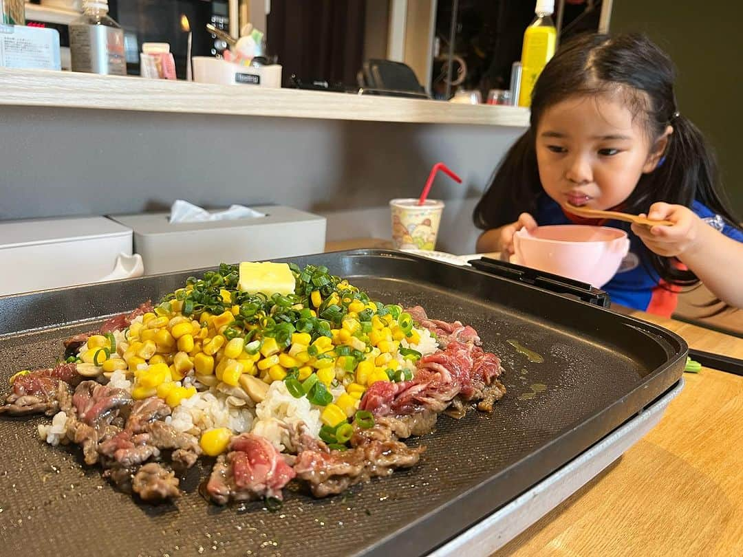 クロのインスタグラム：「ラスボスなプレートご飯🍚🥩　ペッパーランチ♫ 家族に大好評！！！ 定期的にやりたい〜 マッシュルーム入れたら美味しすぎた！ニンニクスライスも今度入れたいっ♫  #ちびクロdiary #クロリサ的自炊 #ペッパーランチ #鉄板ご飯 #パーティ料理にも良い」