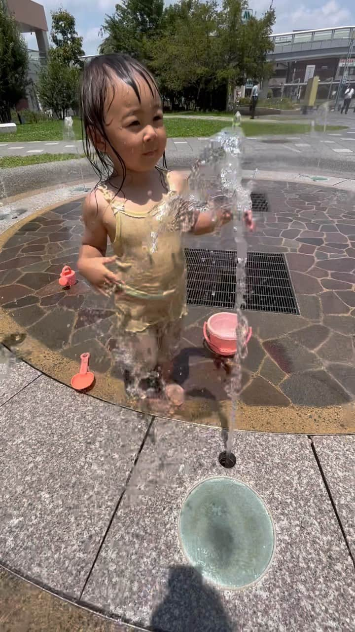 三浦絵里菜のインスタグラム：「夏がきたあーーーー☀️ ということで近場で水浴びしてきた👧🏻  楽しんでもらえたようでなにより🙆‍♀️  他の子とバケツとかスコップ取り合いになったりしたけど、「これときちゃんのだからやだ」って言って取り返してた👧🏻 なんだか成長感じた。笑  なかなか帰れなくて困ったけど！笑 より一層日に焼けたけど！笑  水浴びで少しは冷えたけど家に帰るまでの道のりでまた元通り汗だく😂  #水浴び #水遊び #噴水 #夏が本気出してきた #暑過ぎ #2歳半」