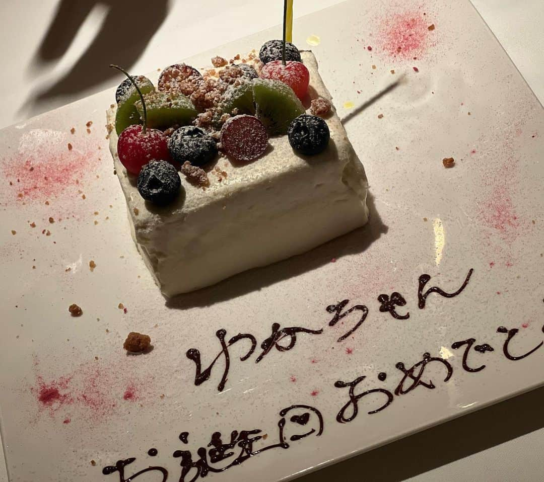 南條有香さんのインスタグラム写真 - (南條有香Instagram)「そういえば、34歳なりまして🥺 誕生日はお祝いして頂けるのは私のために申し訳ないような気持ちもあったりして、でも改めてたくさんの人に支えて頂けてるなと実感できると共に、自分ができること、感謝の気持ちを精一杯お返しできてるかなぁ？できたらいいなって心から思える日であります🥺  胸がきゅーっていっぱいです🥺 ありがとうございました♡」7月11日 16時13分 - nanjoyuka_libera