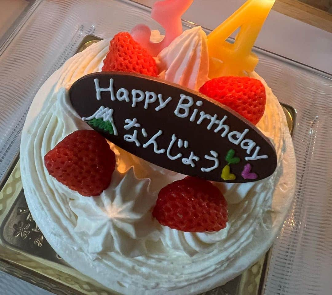 南條有香さんのインスタグラム写真 - (南條有香Instagram)「そういえば、34歳なりまして🥺 誕生日はお祝いして頂けるのは私のために申し訳ないような気持ちもあったりして、でも改めてたくさんの人に支えて頂けてるなと実感できると共に、自分ができること、感謝の気持ちを精一杯お返しできてるかなぁ？できたらいいなって心から思える日であります🥺  胸がきゅーっていっぱいです🥺 ありがとうございました♡」7月11日 16時13分 - nanjoyuka_libera