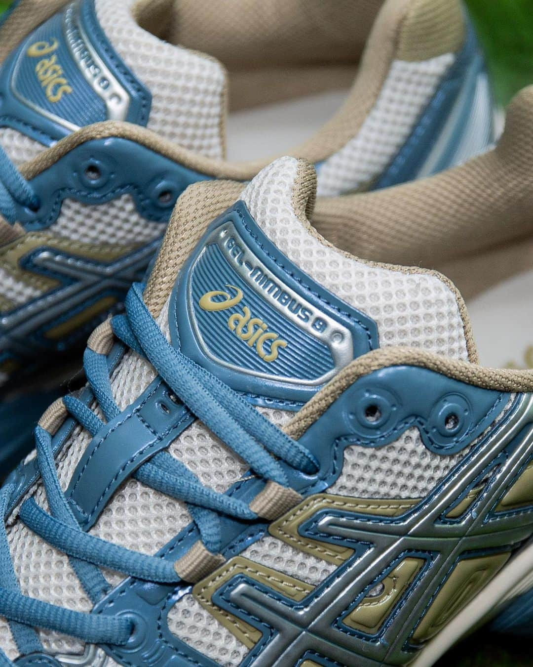 アトモスさんのインスタグラム写真 - (アトモスInstagram)「. asics GEL-NIMBUS 9  GEL-NIMBUSシリーズは、クッション性を重視した高機能モデルの一つとして、1999年から展開されているロングセラーモデルです。「NUMBUS」はラテン語で“雲”を意味し、文字通り走りを軽く、軽快に感じさせてくれるシューズとして愛されてきました。2007年に登場したGEL-NIMBUS 9は、当初ニュートラルランナーとサピネーションランナーの長距離トレーニング用として設計され、アメリカのランニング専門誌「RUNNER'S WORLD」の「INTERNATIONAL Editor's Choice」賞を受賞しました。2000年代半ばの特徴的なディテールを継承し、ライフスタイルシューズとして復刻しました。かかと部と前足部にGELテクノロジーを採用したこのツーリングは、クッション性と安定性を高めています。 本商品は、7月13日(木)よりatmos-tokyo.comにて抽選受付開始。2023年7月20日(木)よりatmos各店（一部店舗除く）、atmos オンラインにて発売いたします。  The GEL-NIMBUS series is a long-selling model that has been developed since 1999 as one of the high-performance models that emphasize cushioning. "NUMBUS" means "cloud" in Latin, and has been loved as a shoe that literally makes running light and light. GEL-NIMBUS 9, which appeared in 2007, was originally designed for long-distance training for neutral runners and supination runners, and won the "INTERNATIONAL Editor's Choice" award from the American running magazine "RUNNER'S WORLD". Inheriting the characteristic details of the mid-2000s, it has been reprinted as a lifestyle shoe. With GEL technology in the heel and forefoot, this touring provides extra cushioning and stability. This product will start accepting lotteries at atmos-tokyo.com from Thursday, July 13th. It will be on sale at atmos stores (excluding some stores) and atmos online from Thursday, July 20, 2023.  #atmos #asics」7月11日 16時40分 - atmos_japan