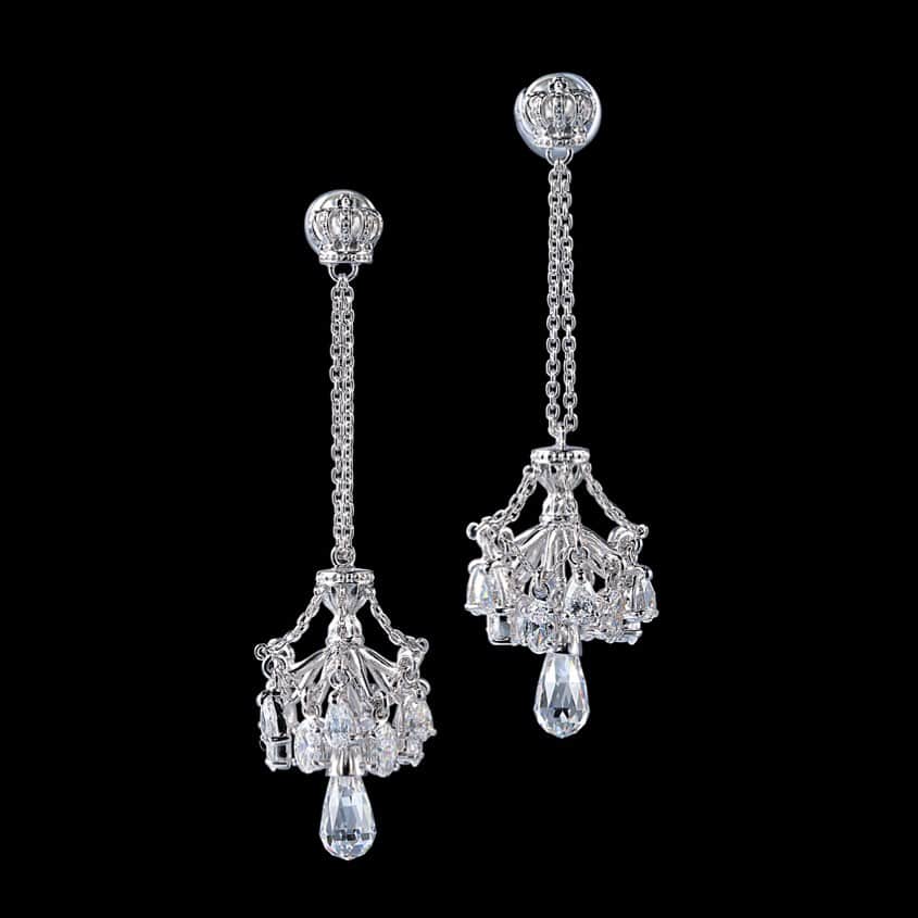 ジャスティンデイビスのインスタグラム：「⠀ CHANDELIER Earrings   耳元をエレガントに演出するシャンデリア型の美しいピアス。   #justindavis #ジャスティンデイビス #sej015」