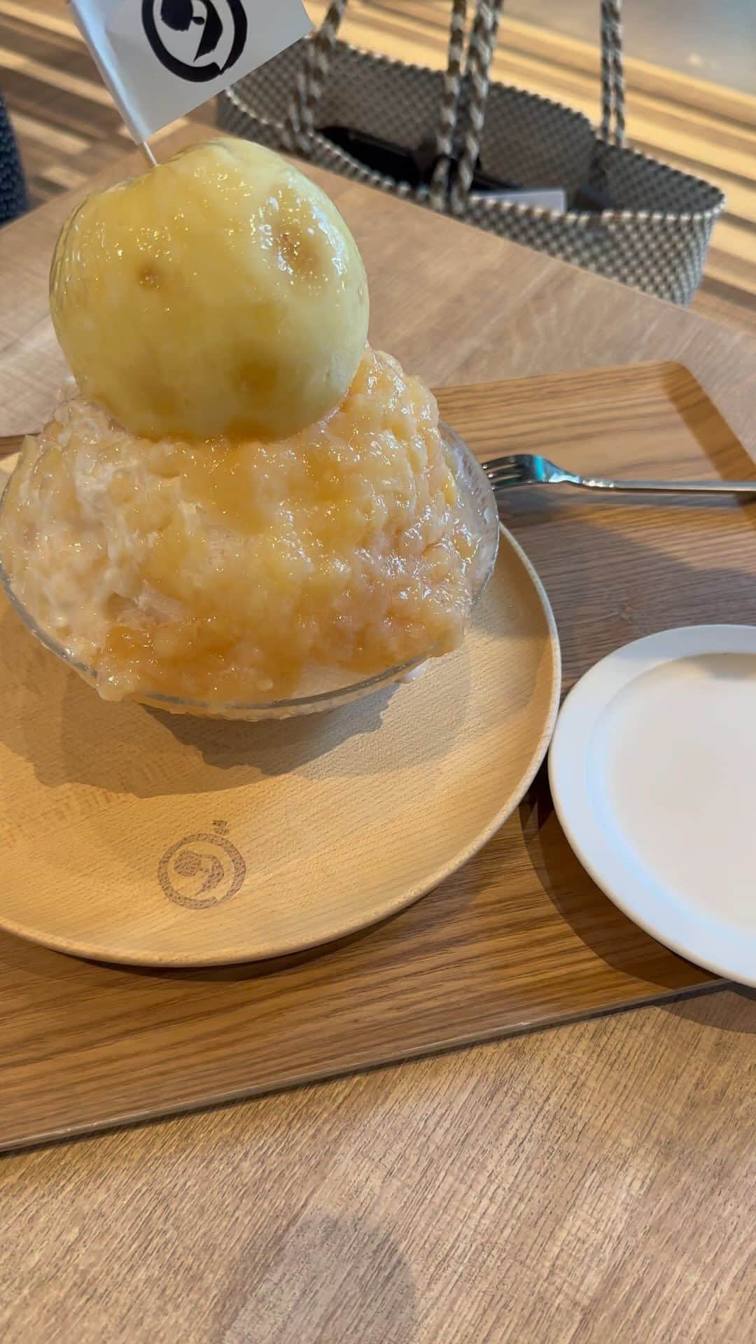 吉村美紀のインスタグラム：「恵比寿のダカフェで桃富士✨✨🍧🍑」