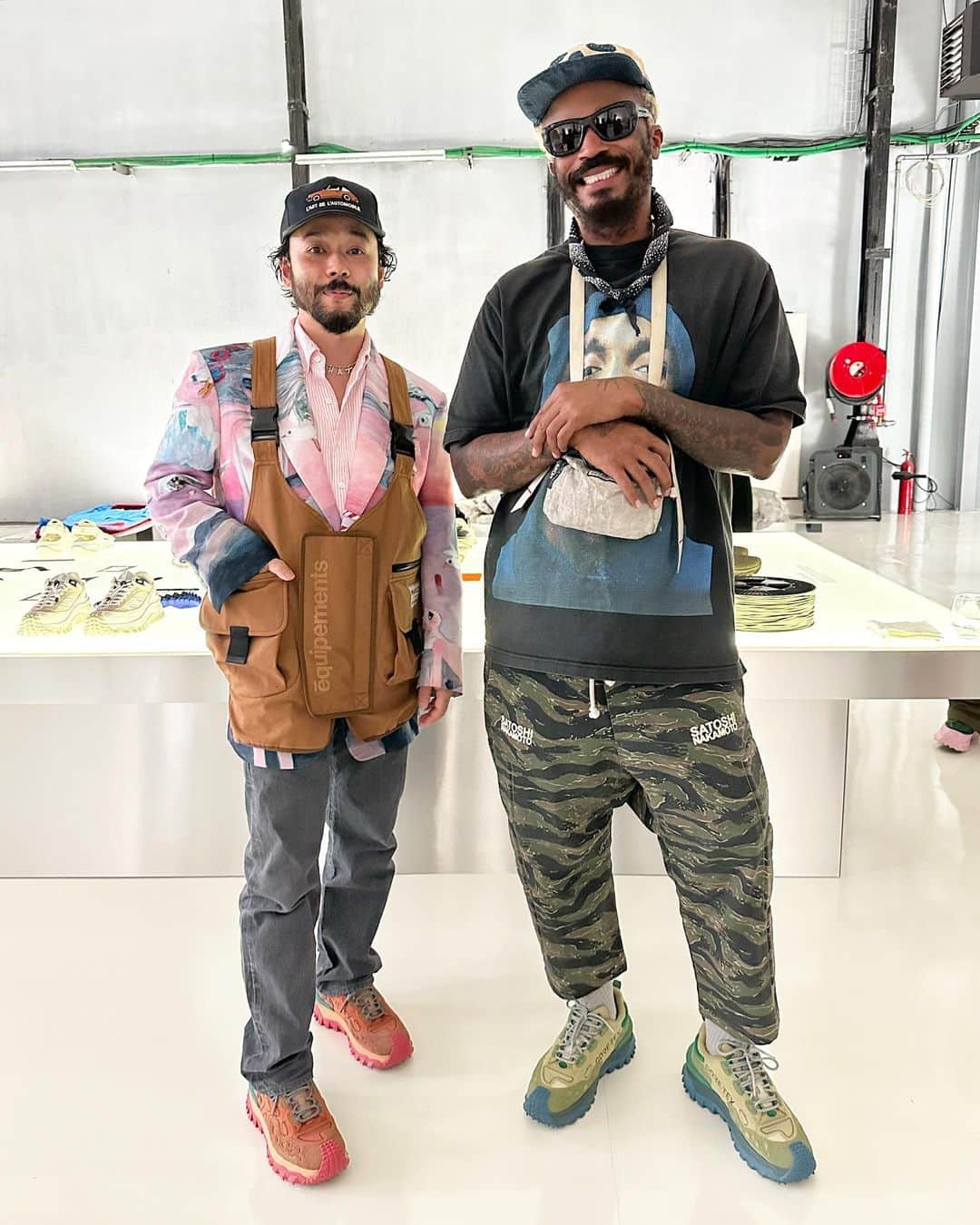 小木 "Poggy" 基史のインスタグラム：「@salehebembury × @moncler sneaker launch event👏 初めてサレへに会ったのは確か6年前。彼がVERSACEのシューズデザイナーになった頃でした。その後2018年に彼が初めて東京に来た時にUA&SONSで刺子素材のChain Reactionを別注させてもらったり、定期的にコミュニケーションをとっています。あの時はスニーカーデザイナーが今ほど注目されていない時でしたが、彼はスニーカーの枠を超えてMONCLERとコラボレーションしたり、世界中の人達を楽しませていて本当に凄いと思います。 #studioascenti」