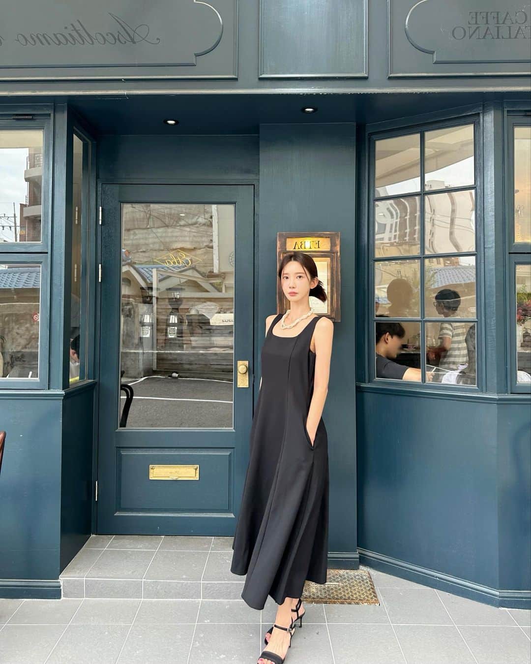 キム・ミニさんのインスタグラム写真 - (キム・ミニInstagram)「언제 입어도 멋지고 클래식한 소호, 다래끼로 인한 졸린 눈은 패스해주세요🤨  오늘 밤에는 일년에 단 한 번 생산되는 소호 드레스가 와요!   작년 가을, 출시하자마자 인기 폭발했던 블랙에 이어 올해는 말끔하고 우아한 스킨 베이지를 추가로 준비했습니다. 스킨색 착용샷은 지난주에 미리 보셨죠?🩷  소호 드레스는 여름 전용이 아닌  사계절 내내 활용 하실 수 있는, 저희가 만드는 드레스 중 가장 심플하면서도 가장 드레스다운  시그니처 제품입니다.  오랜만에 입어본 블랙에 오늘은 특별히 볼드한 악세사리를 더해봤는데 평소에 심플한 것만 좋아하던 저도 과하지 않게 잘 소화했어요.  소호는 시간이 흘러도 똑같은 마음으로 사랑할 수밖에 없는,  그리고 여자라면 한 벌씩은 꼭 소장해야하는 드레스가 맞나봐요 👻  잠시후, 사이트 프리뷰부터 봐주세요 저 밤 여덟시에 또 올게요 🎀  #mimiwormade」7月11日 16時31分 - mimiwor