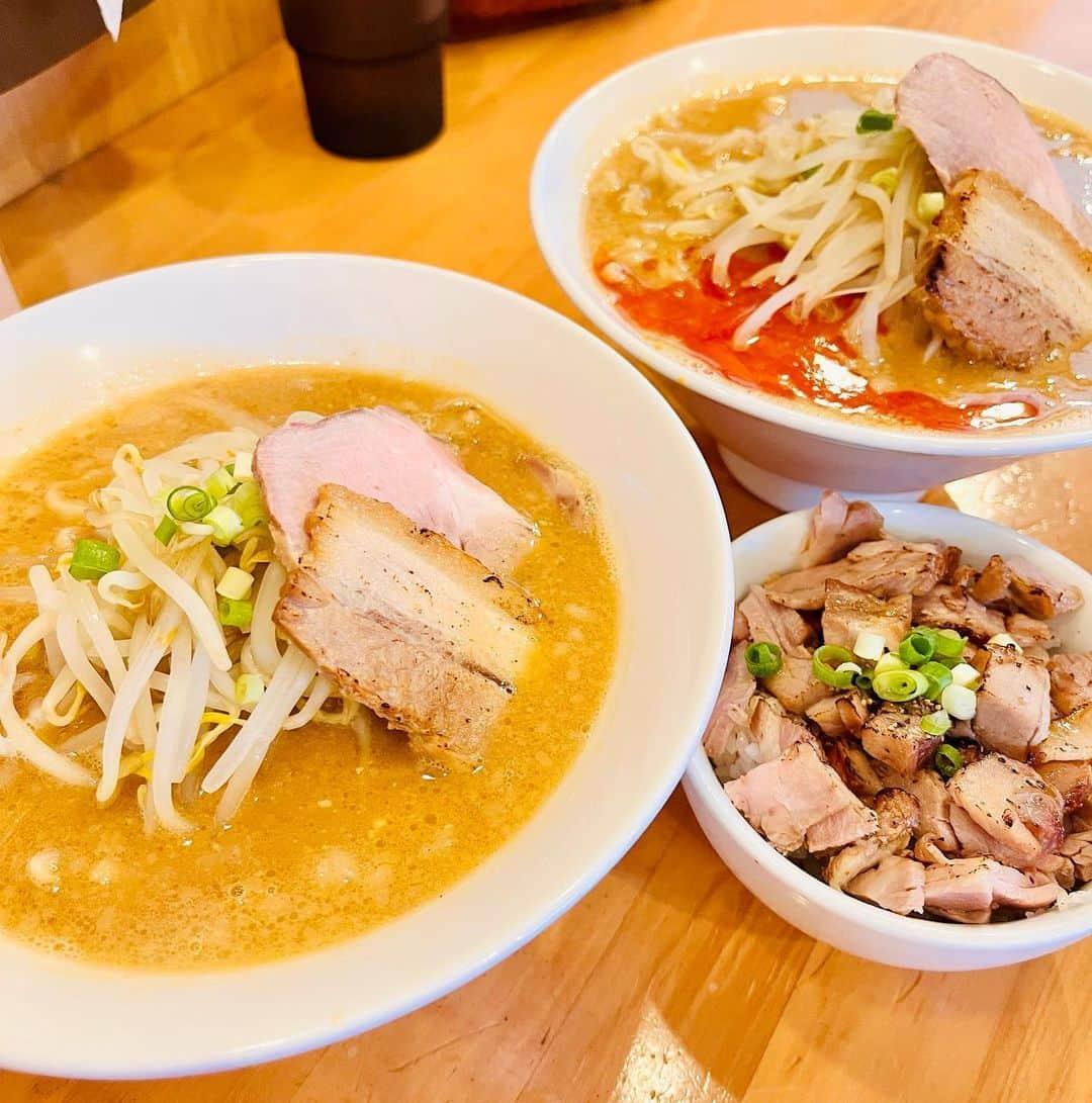 前田友香のインスタグラム：「らーめん 食べた！ みそらーめん  ちぢれ太麺 山椒、生姜が入ったスープ チャーシュー 全部おいひかった🍜  お腹満タンですっ！！！  #福岡グルメ #福岡ランチ  #福岡ラーメン とか言いながら #みそラーメン」