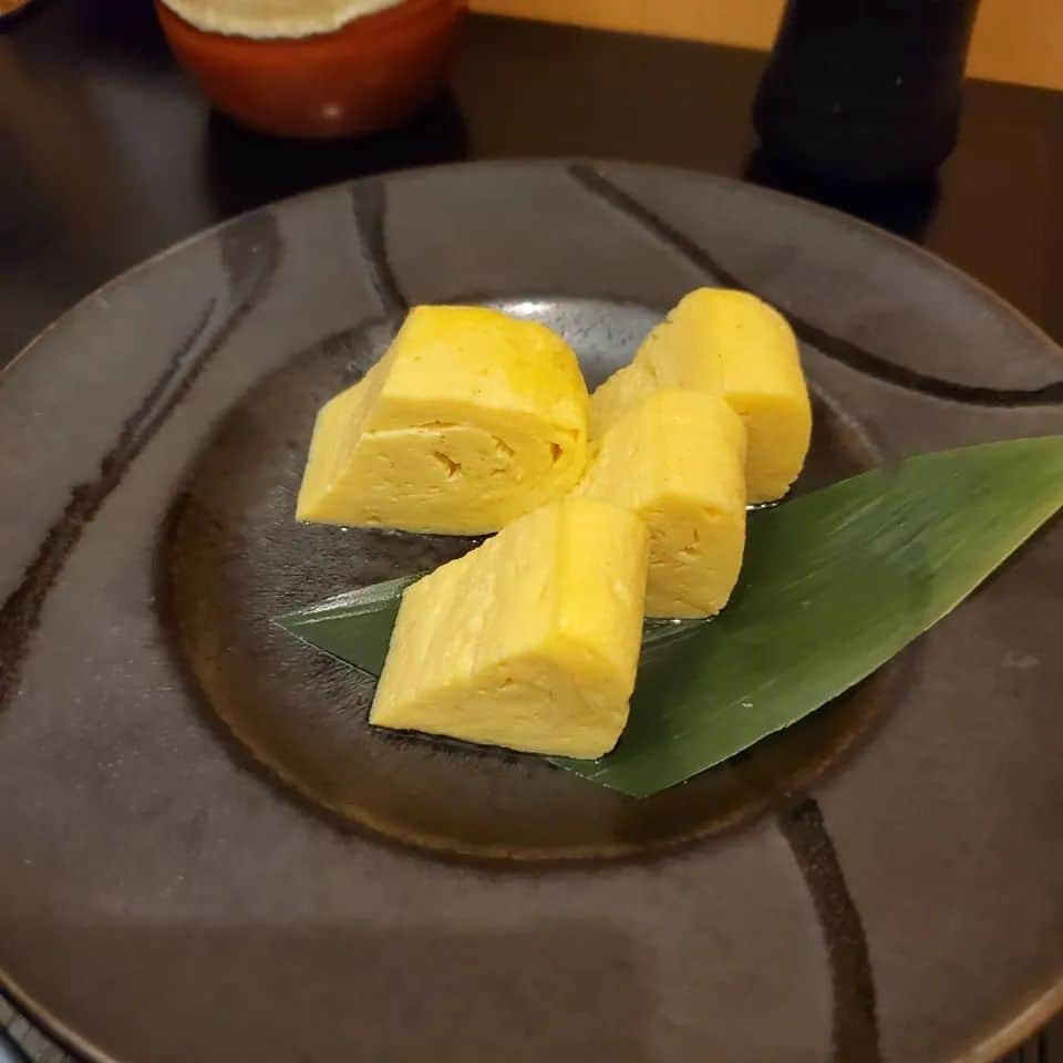 西真理子さんのインスタグラム写真 - (西真理子Instagram)「1日目晩ご飯🍲  ホテルの近くを散歩がてら歩いて行った先はもつ鍋屋さん【やましょう】 皆でカンパーイ🍻❤ 本当モツの大きさが見たことない位大きくてプルップル😍💓 馬刺しもお刺身も美味しかったぁ🤩 息子もコロッケ、卵焼き、ご飯、バク食い😁一緒の物をいつの間にか食べれるようになって会話ができるようになって楽しい時間🥰 ホテル帰ってきて早々『はぁ疲れた〜お風呂入ろ〜脱ぐー』と勝手に脱ぎはじめバスタブに入る息子😂 今日1可愛かった瞬間でした🤭  #福岡旅行 #もつ鍋  #美味しいお店 #やましょう #子連れ旅行 #2歳児 #幸せな時間 #些細な幸せ」7月11日 16時32分 - mari.nishi.7