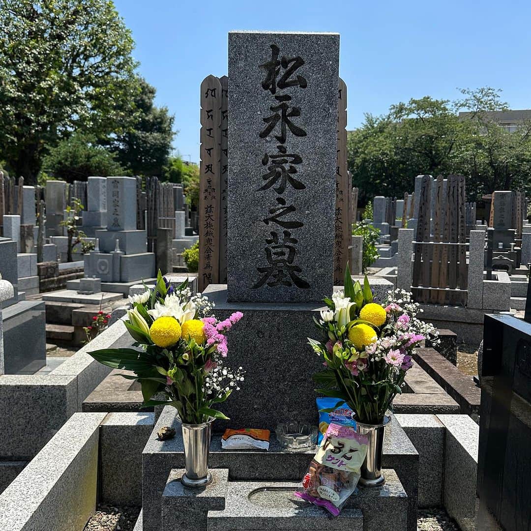 堀田祐美子さんのインスタグラム写真 - (堀田祐美子Instagram)「7月11日は全日本女子プロレス松永高司会長の命日。  うのちゃん、かおちゃん、健さんと行ってきました。  同じお寺に眠っている松永家(社長、副社長、専務、よっちゃんパパ)のお墓にも挨拶。  私が女子プロレスラーになれたのも松永会長、皆さんがいたから。  もう少しだけリングに上がっていたいから見守っていて下さい！と手を合わせて来ました。  @hokutoakira_official   @yumiko_hotta  @t_hearts2020  #堀田祐美子 #yumikohotta  #prowrestling  #プロレス #womansprowrestling  #女子プロレス  #hearts82 #thearts  #お墓参り #全日本女子プロレス #北斗晶 #佐々木健介 #影かほる」7月11日 16時24分 - yumiko_hotta