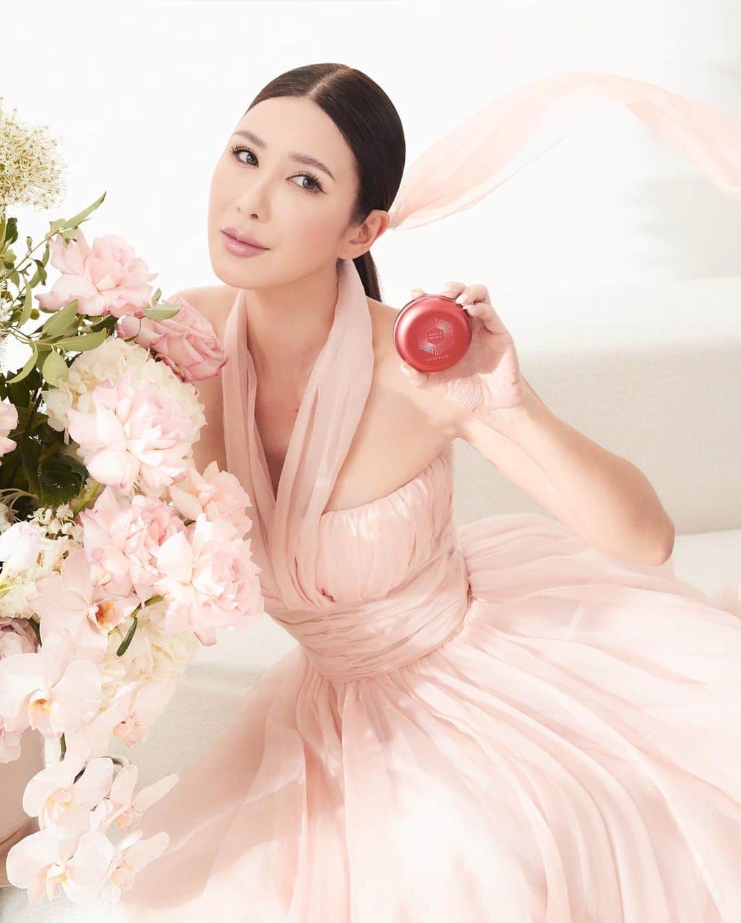 ジェイミー・チュアのインスタグラム：「Keeping my radiance with an age defying secret capsules, the Blé de Fonty Vitality Pearls light weight and non-greasy formula is my go-to for that extra shot of firmness. It helps eliminate dull and tired skin especially when I stay up late at night for that boost of rejuvenation and softness.    Get it at: 313 Somerset B1-15.   #bledefonty #miraclepearls #skincaresingapore #singaporemusthave #sp」