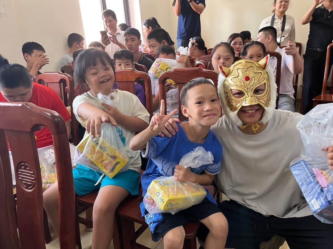 武尊さんのインスタグラム写真 - (武尊Instagram)「7代目タイガーマスクプロジェクト第一弾 本日はベトナムのトゥエンクアン省の児童養護施設を訪問🏫🇻🇳 学校にはテレビやエアコン、お菓子などのプレゼントや ミット打ちも披露してきました🐯 子供達の笑顔がキラキラしていてパワーもらいました✨  #7代目タイガーマスクプロジェクト #7代目タイガーマスク #タイガーマスク #tigermask」7月11日 16時30分 - k1takeru