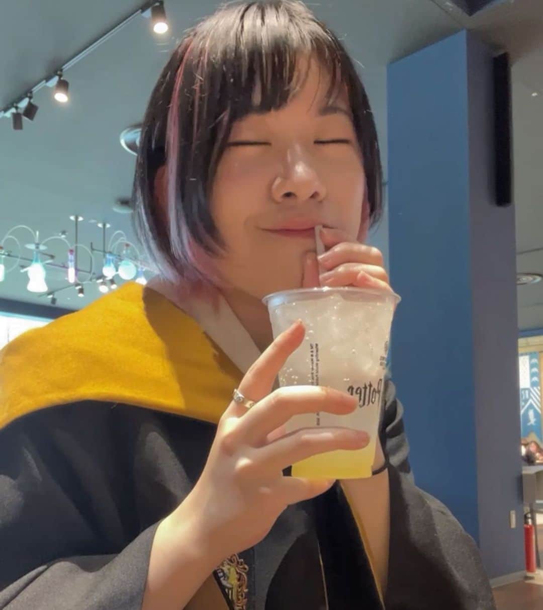 白桃ちゃんのインスタグラム：「ハッフルパフ推し🥹💛✨」