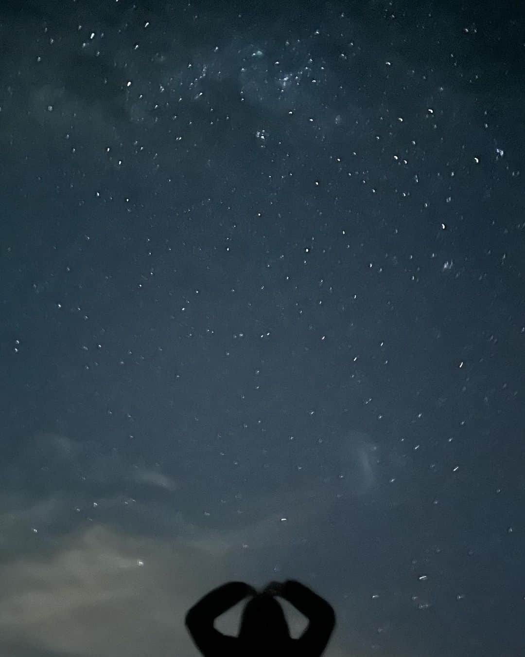 ジェニーのインスタグラム：「Galaxy 💫💫💫 The most memorable stargaze night in my life so far 🌠   은하수를 목격한 소중한 밤. 내 사진 실력으론 담을순 없었지만 이날의 추운 바람과 함께 느낀 따듯한 기운을 전달하고 싶어서 올려봅니다 🌟」