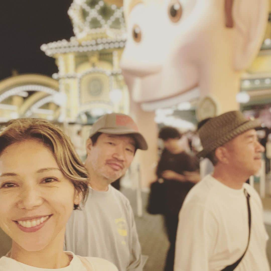 西方凌さんのインスタグラム写真 - (西方凌Instagram)「少し前、にぃにねぇねとディズニーシー🚢🐭へ 熱出すといけないから、前の晩まで内緒にしてました🤫  前夜、伝えた瞬間から大興奮。 張り切りすぎて到着した頃には疲れて眠気がきている息子👦 大好きなモアナになりきって闊歩する娘👧   とにかく、大好きなお二人との夢の国はそれはそれはスペシャルな一日で… 終始甘えっぱなし😂 アニキ、姉さんに感謝です🙏」7月11日 16時35分 - nishikataryo