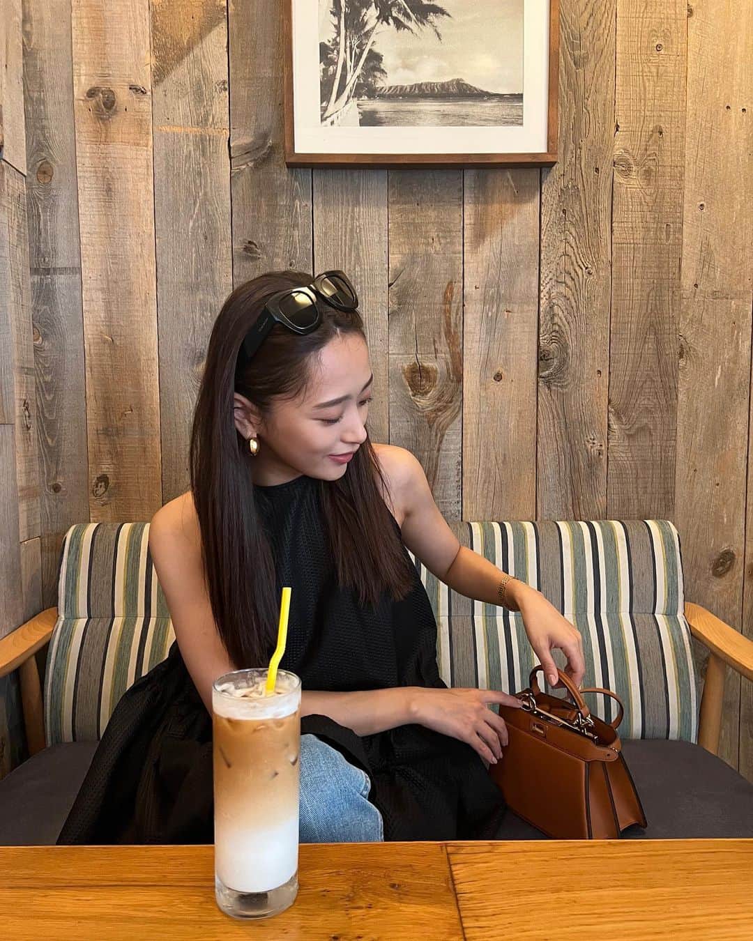 近藤千尋のインスタグラム：「あ、、あつい、、、🥵💦💦💦 束の間の休憩ショット📷☕️🩷  ロケではもう秋服です🍂 撮影の時は汗を止めれるのは、 モデルさんあるあるかもしれない💨笑🥵  お迎えまでもう一仕事がんばります💕☺️  @fendi」