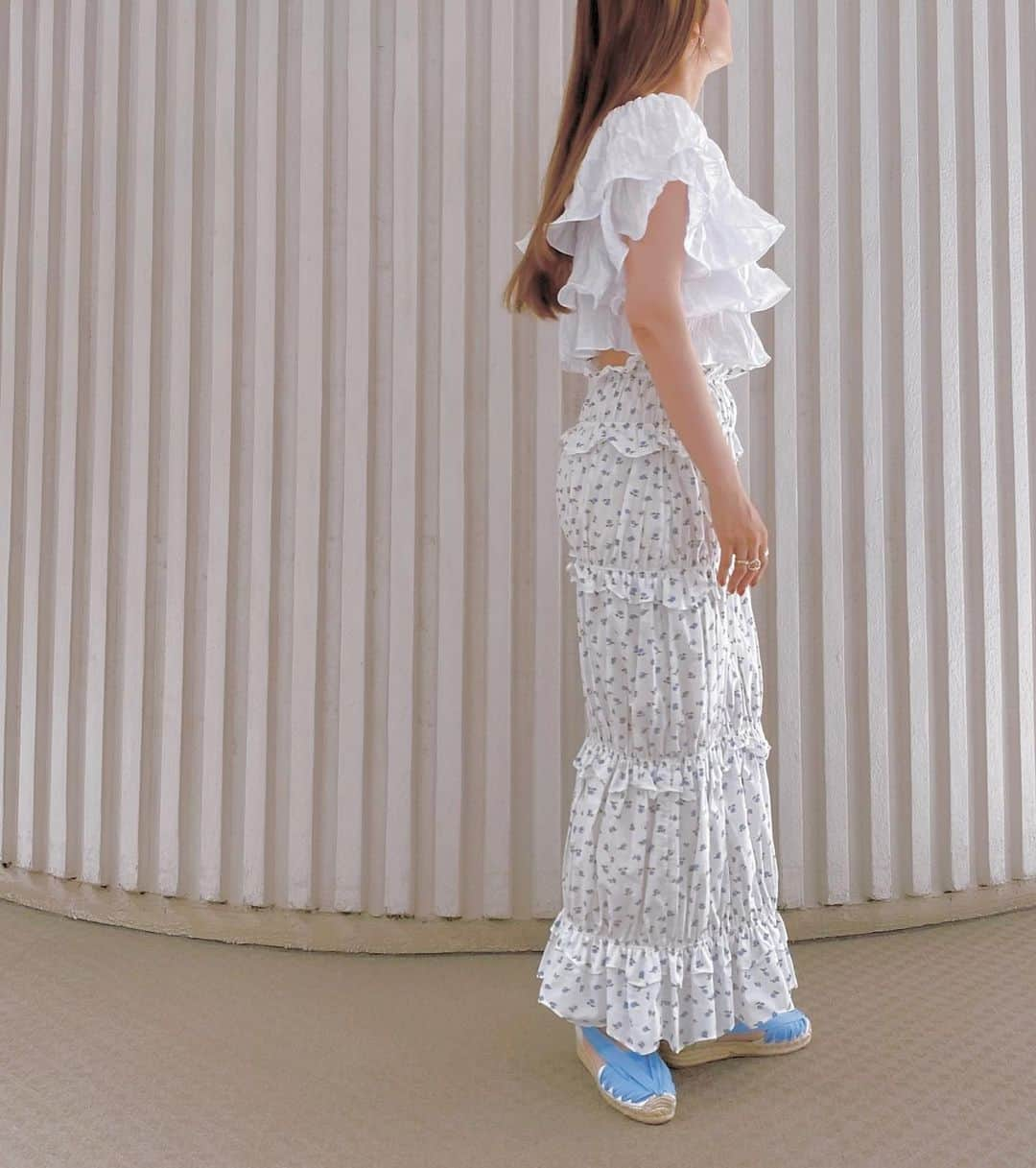 濱内奈々子さんのインスタグラム写真 - (濱内奈々子Instagram)「🤍 #nanakoootd  pleats gather frill top再入荷しました🕊 WHITEの他はPINKとBLACK♡今なら3色ともご用意あります🫶ふりふりで結構ボリュームあるけど生地が身体に張り付かないので意外と涼しい🎐✨ 片方が半袖、もう片方はノースリーブ(オフショルも可能)になってるんだけど、前後どちらでも着られる仕様なのでお好きな方を半袖にしてご自由に着てください🤗」7月11日 16時49分 - nanako_hamauchi