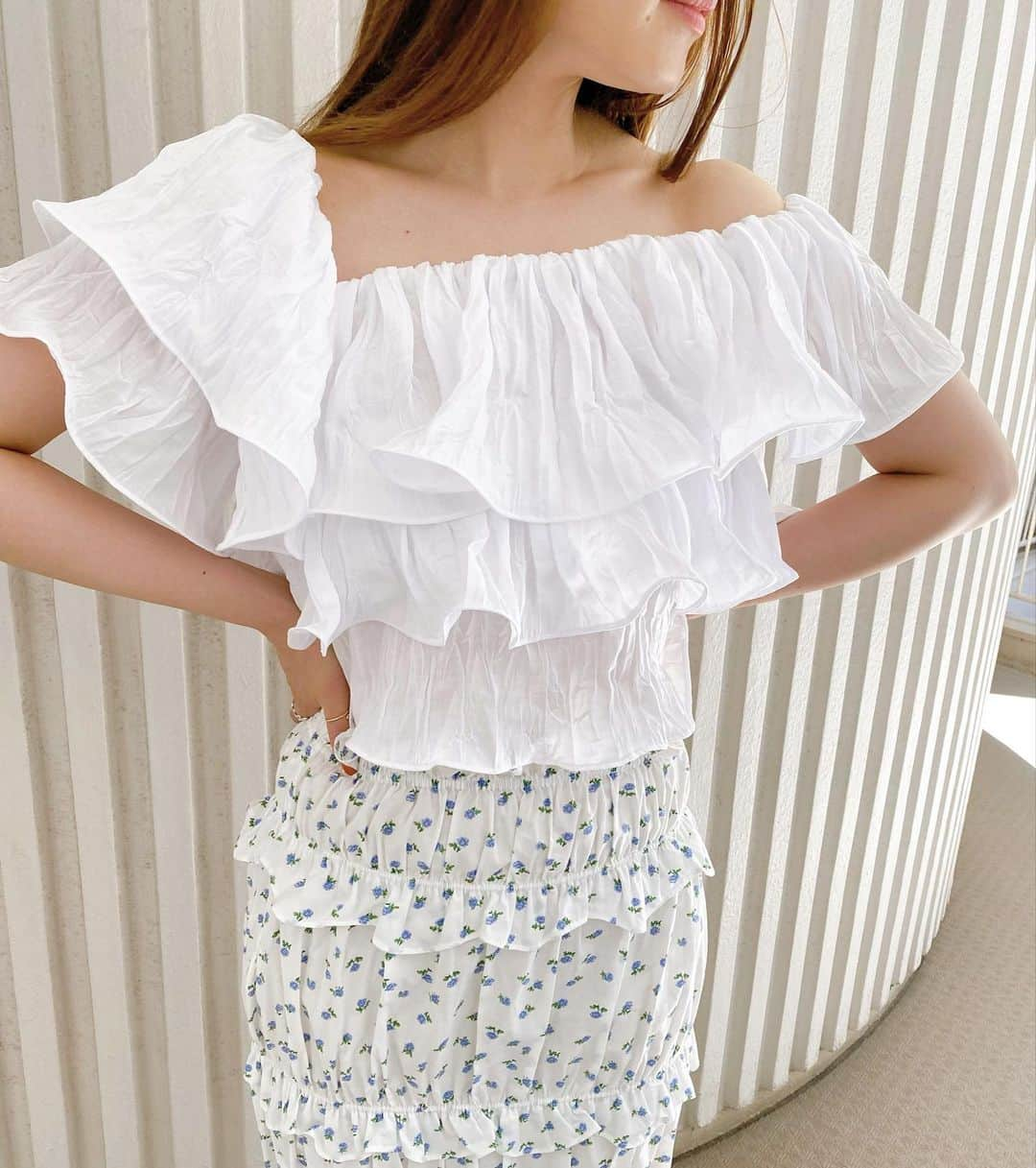 濱内奈々子さんのインスタグラム写真 - (濱内奈々子Instagram)「🤍 #nanakoootd  pleats gather frill top再入荷しました🕊 WHITEの他はPINKとBLACK♡今なら3色ともご用意あります🫶ふりふりで結構ボリュームあるけど生地が身体に張り付かないので意外と涼しい🎐✨ 片方が半袖、もう片方はノースリーブ(オフショルも可能)になってるんだけど、前後どちらでも着られる仕様なのでお好きな方を半袖にしてご自由に着てください🤗」7月11日 16時49分 - nanako_hamauchi