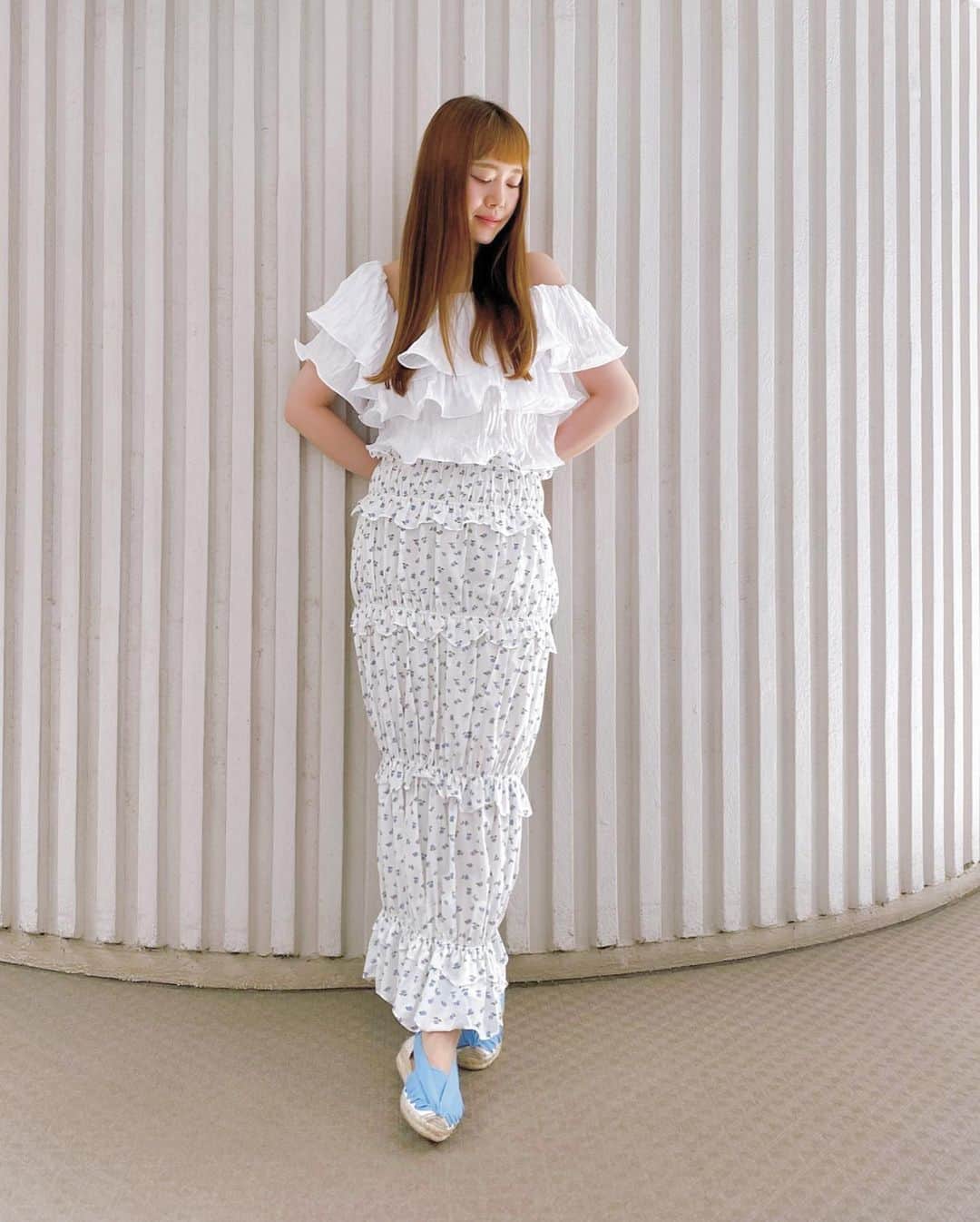 濱内奈々子のインスタグラム：「🤍 #nanakoootd  pleats gather frill top再入荷しました🕊 WHITEの他はPINKとBLACK♡今なら3色ともご用意あります🫶ふりふりで結構ボリュームあるけど生地が身体に張り付かないので意外と涼しい🎐✨ 片方が半袖、もう片方はノースリーブ(オフショルも可能)になってるんだけど、前後どちらでも着られる仕様なのでお好きな方を半袖にしてご自由に着てください🤗」