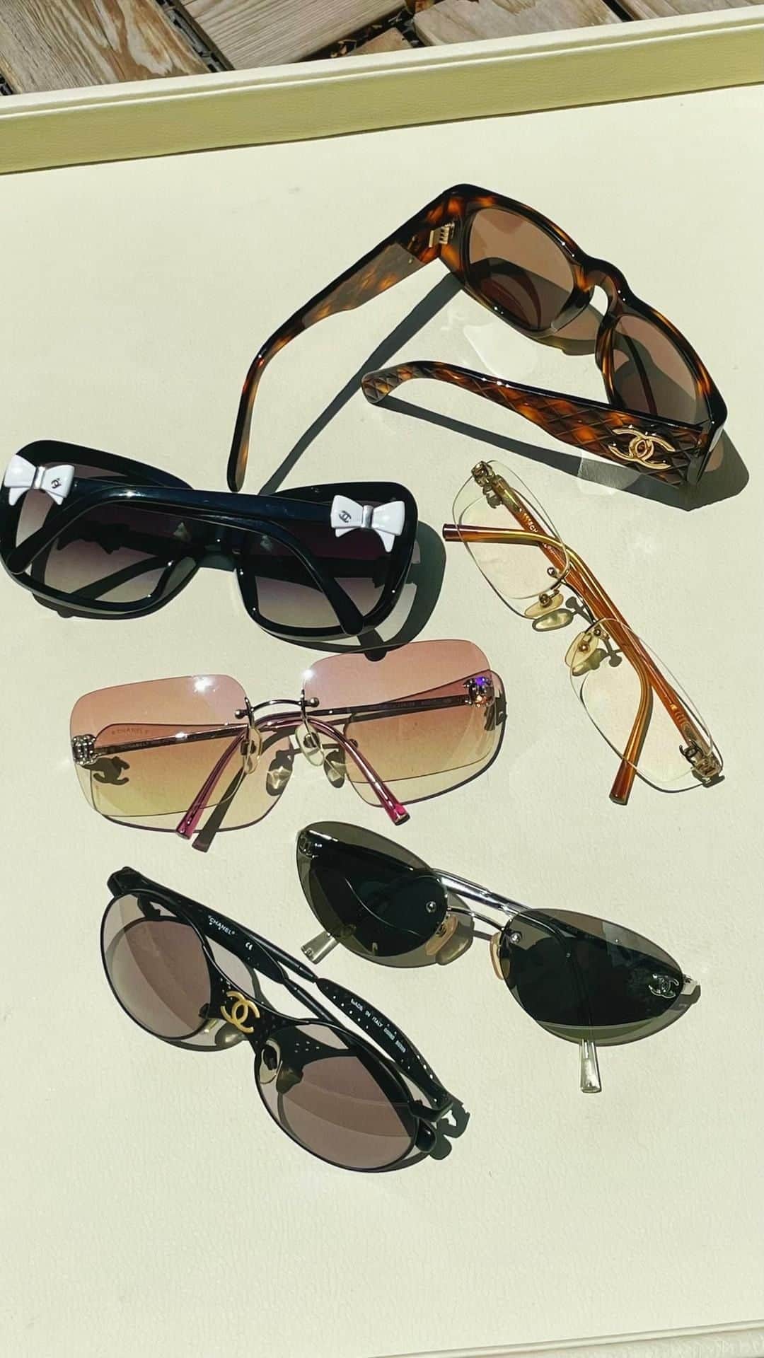 のインスタグラム：「Summer shades🕶️  ▼Customer service /Chinese/Korean/Japanese *Please feel free to contact us! *商品が見つからない場合にはDMにてお問い合わせください   ▼International shipping via our online store. Link in bio.  #tokyovintageshop #오모테산도 #omotesando #aoyama #表參道 #명품빈티지 #빈티지패션 #도쿄빈티지샵  #ヴィンテージファッション #ヴィンテージショップ  #chanelvintage #chanel #vintagechanel #chanelclassic #chanellover #빈티지샤넬 #샤넬  #シャネル #샤넬클래식」