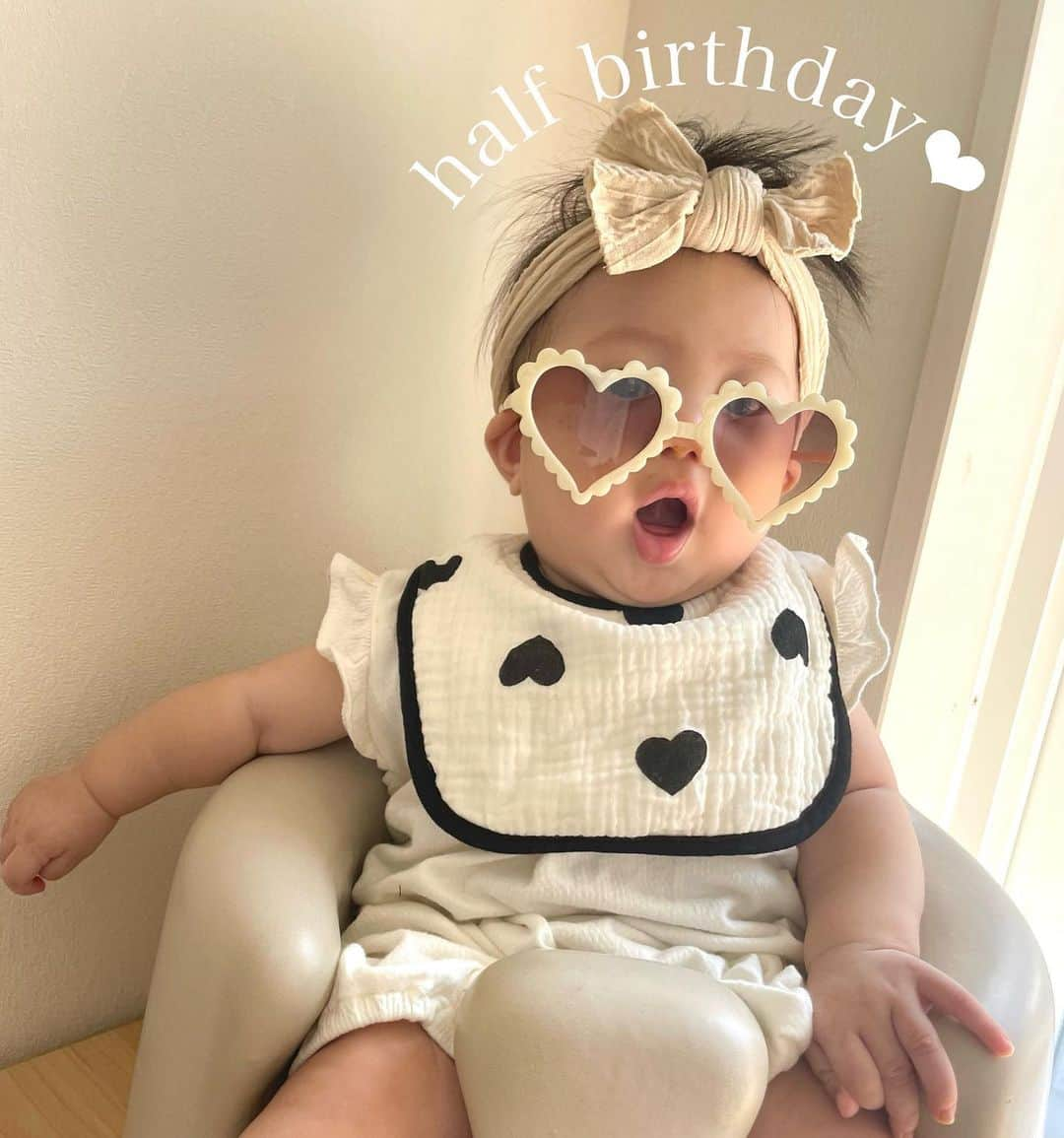 りえのインスタグラム：「half birthday👶🏻🩶 今日で6ヶ月、おめでとう🪽  もうちょっとで寝返り完璧になりそう！ 目が合うととびきり笑顔するのがたまりません🤤  次女さん、よだれダラダラタイプなのでスタイ必須👆🏽 寝る時も口がさみいしのかガーゼちゅっちゅしながら寝てます🙄 @reace_619 の可愛いガーゼスタイとガーゼタオル愛用中🖤  #6ヶ月#生後6ヶ月#生後6ヶ月女の子#女の子ママ#姉妹ママ#韓国ベビー服#スタイ#ベビーコーデ」