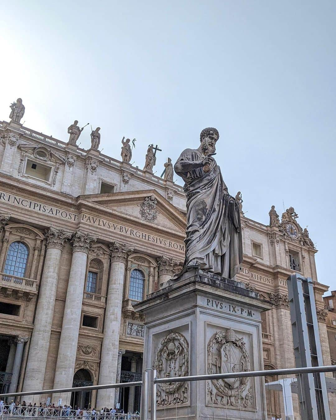 安岡あゆみさんのインスタグラム写真 - (安岡あゆみInstagram)「. 📍Vatican Museum🇻🇦 全長7Km！世界最大級の美術館。 500年以上の歴史を持ち 様々な美術館群で構成されたバチカン美術館は、すべての作品をじっくり見学しようとすると2〜3日はかかるそう。 写真撮影や私語厳禁のシスティーナ礼拝堂は勿論のこと、ミューズの間やタペストリーのギャラリー、地図のギャラリー、あたりは是非見ていただきたいです。 当日だと長蛇の列に並ぶことになるので予約必須です✍🏻 . . #roma #italy #romatravel #italytravel #vaticanmuseum #ayumi_y_travel #ローマ #イタリア #ローマ旅行 #イタリア旅行 #バチカン美術館#バチカン #バチカン市国 #ヨーロッパ旅行 #ヨーロッパ周遊」7月11日 16時58分 - ayumi_yasuoka