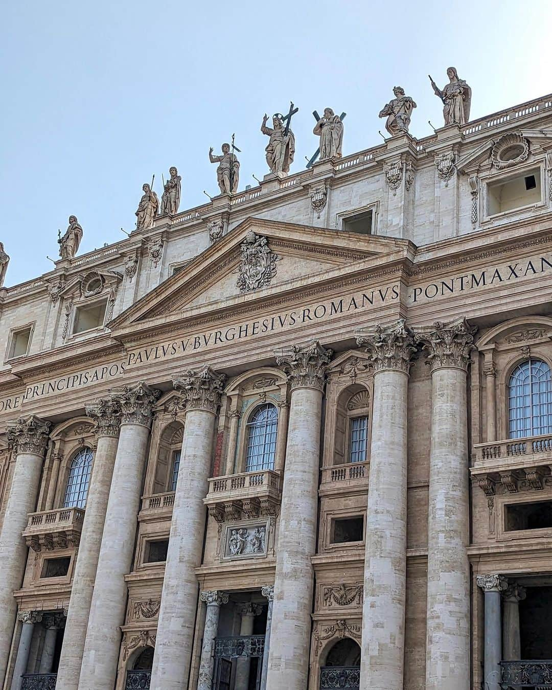 安岡あゆみさんのインスタグラム写真 - (安岡あゆみInstagram)「. 📍Vatican Museum🇻🇦 全長7Km！世界最大級の美術館。 500年以上の歴史を持ち 様々な美術館群で構成されたバチカン美術館は、すべての作品をじっくり見学しようとすると2〜3日はかかるそう。 写真撮影や私語厳禁のシスティーナ礼拝堂は勿論のこと、ミューズの間やタペストリーのギャラリー、地図のギャラリー、あたりは是非見ていただきたいです。 当日だと長蛇の列に並ぶことになるので予約必須です✍🏻 . . #roma #italy #romatravel #italytravel #vaticanmuseum #ayumi_y_travel #ローマ #イタリア #ローマ旅行 #イタリア旅行 #バチカン美術館#バチカン #バチカン市国 #ヨーロッパ旅行 #ヨーロッパ周遊」7月11日 16時58分 - ayumi_yasuoka