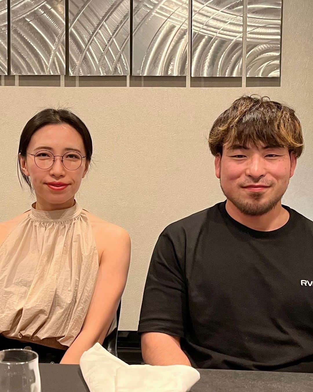 RIKAPEPEさんのインスタグラム写真 - (RIKAPEPEInstagram)「女将です。  「柔術しかない僕のお嫁さんになってくれて有難う」  そんな真っ直ぐな言葉を贈ってくれた彼を信じて、5年が経ちました。  夫婦というか、戦友であり。 柔術のお師匠さんでもあります。  一般的ではない、不思議な関係なのですが。毎日楽しく生きさせて貰っています。感謝です☺️  よく、「女将さんは大変じゃない？」と聞かれますが、  「DEEP HALF CLUBがこれから成し遂げる事に、私の今までの経験値を全ベットするぞー🤩💰」  と過激に夢中になっているのは、 自分の方かもしれませんね（笑）  苦労さえもワクワク出来る事って、なかなか人生で出逢えないので。日々楽しませて貰っています。  これからも、道場を盛り上げながら、お弟子さん達の成長。 そして、アンダードッグの噛ませ犬が、 世界王者を倒す瞬間に立ち会えたら嬉しいです🥇😆 リアルなサンクチュアリみたいですね☺️  そんなパンク精神な夫婦ですが。 共々よろしくお願い致します🙇‍♀️  #結婚記念日  #夫婦」7月11日 16時52分 - rikapepe